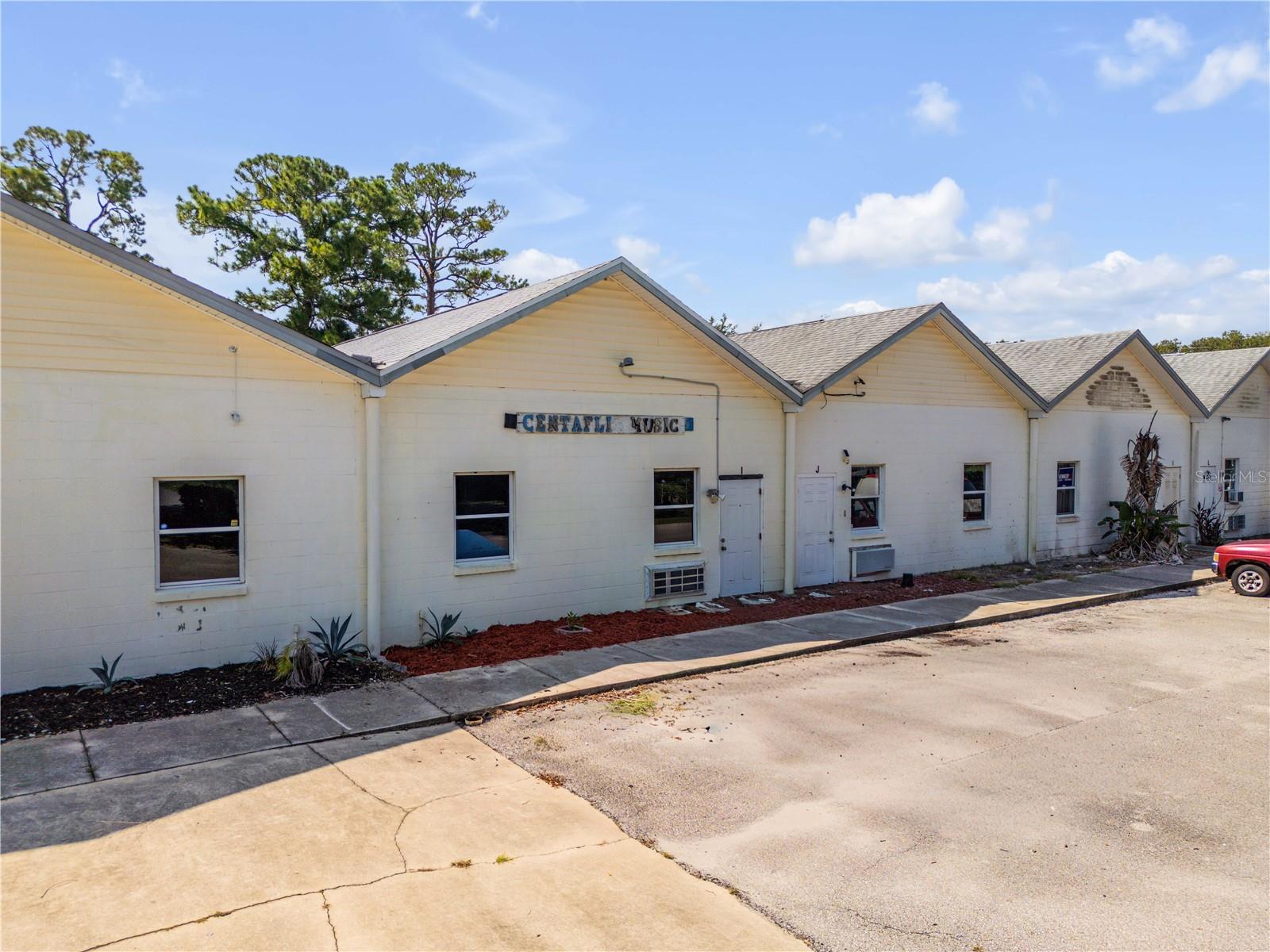 555 8th St #i Property Photo 3