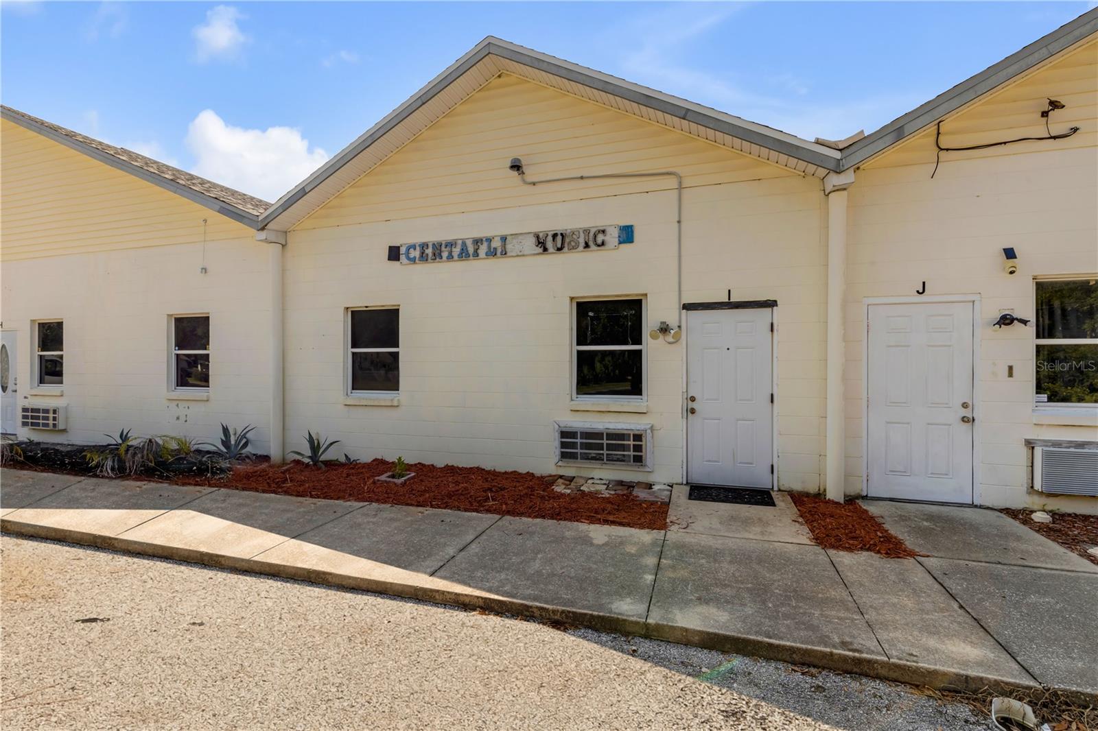 555 8th St #i Property Photo 4