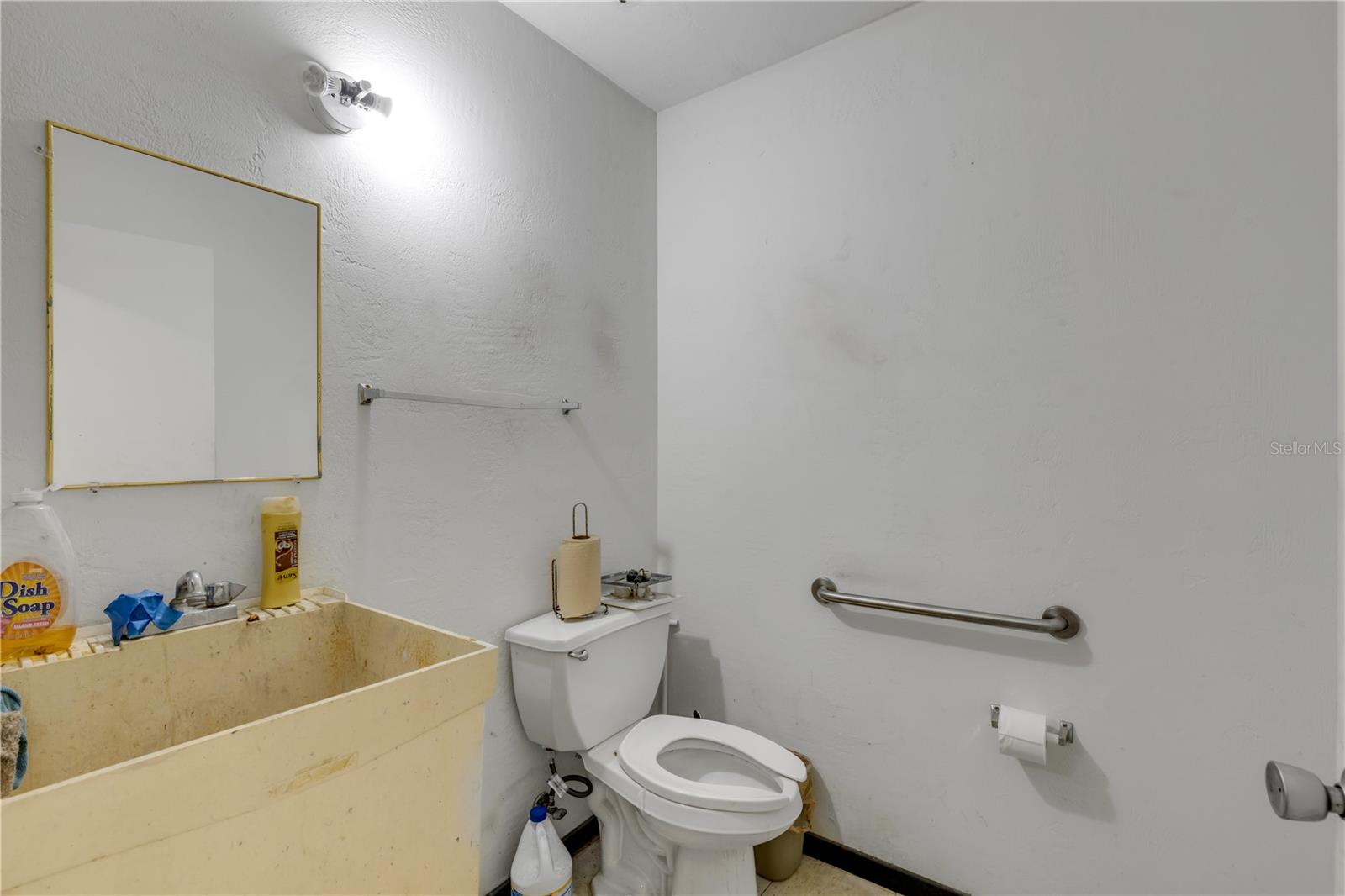 555 8th St #i Property Photo 16