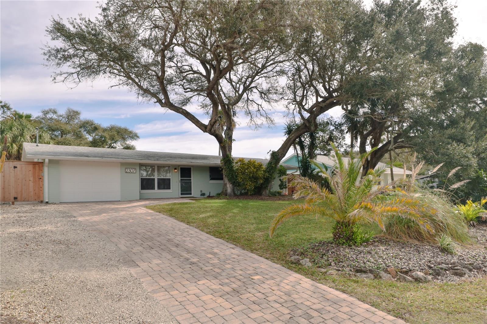 2307 Saxon Dr Property Photo 2