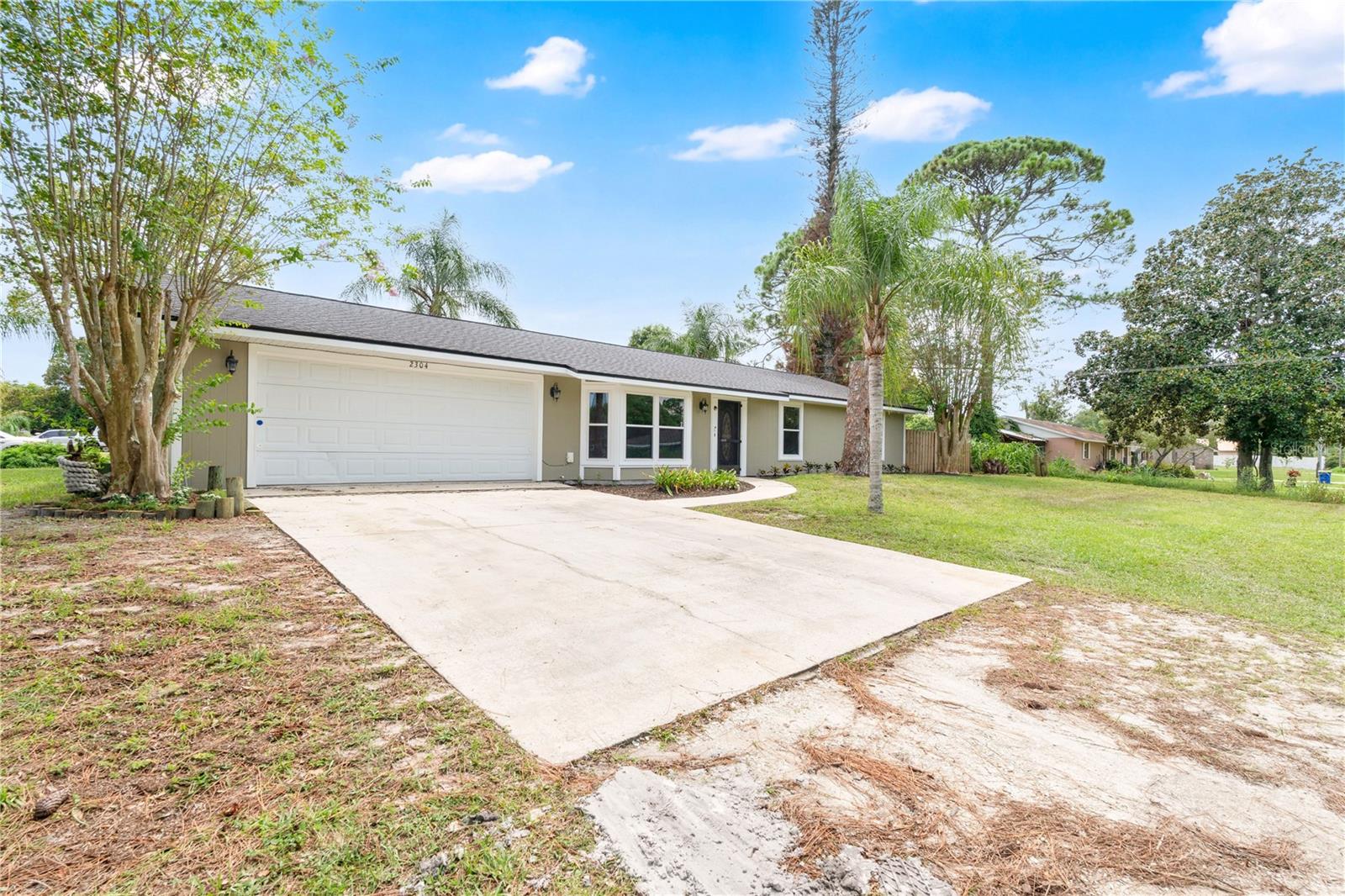 2304 Travelers Palm Dr Property Photo 2