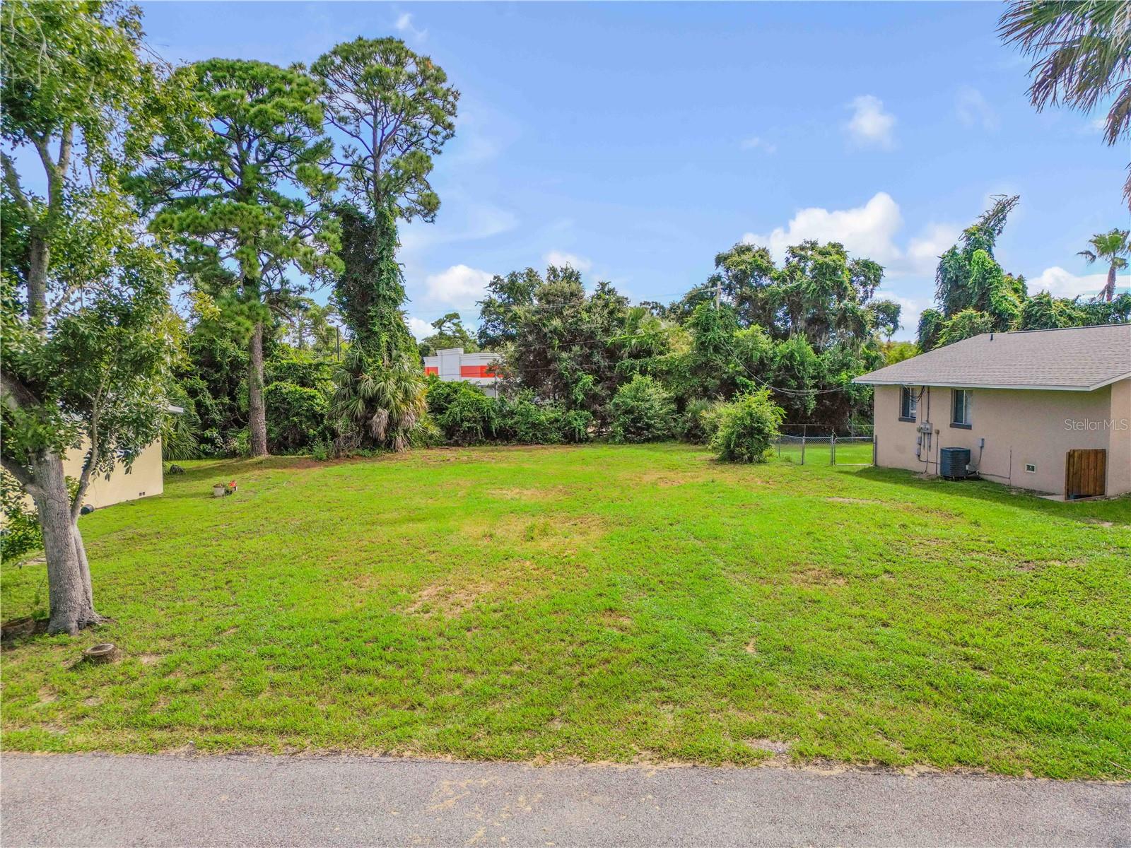 1715 Edgewater Dr Property Photo 3