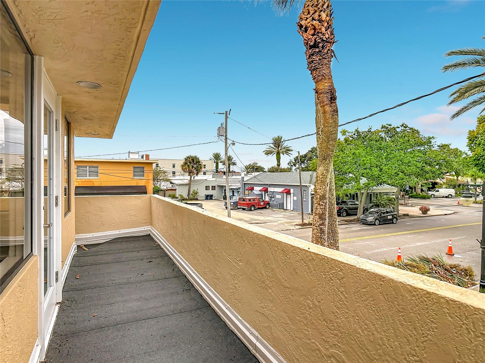 111 Live Oak St Property Photo 7