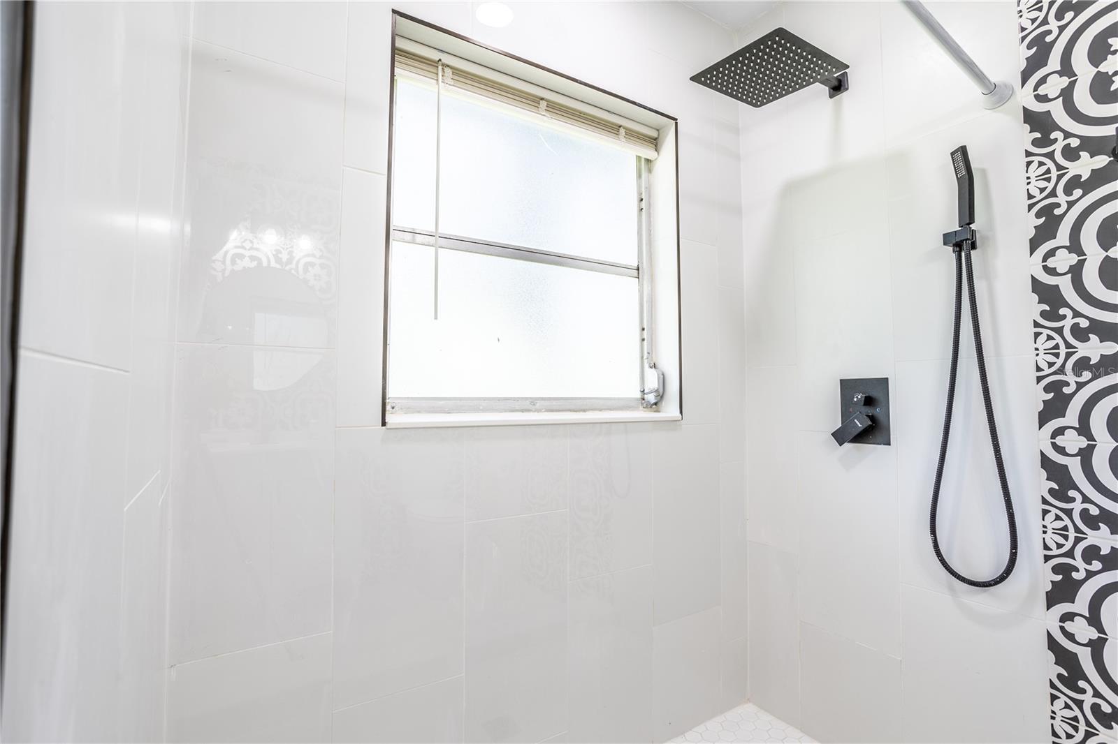 O6046183 Property Photo 18