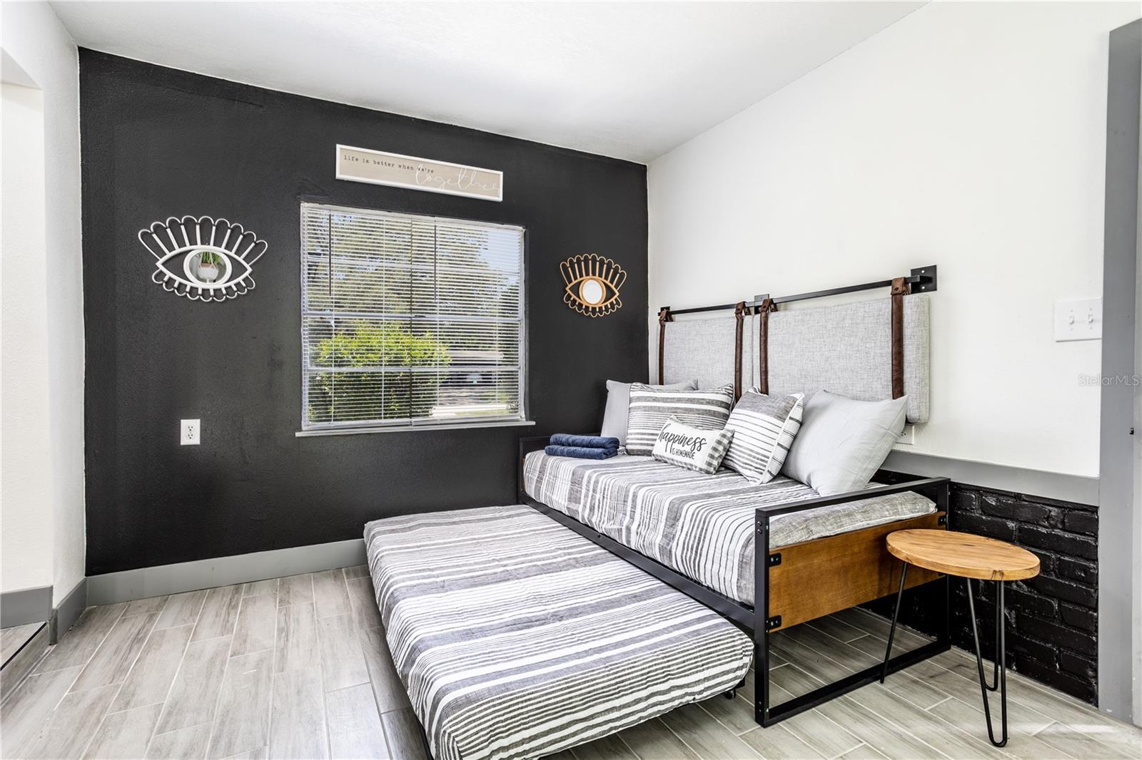 O6046183 Property Photo 30