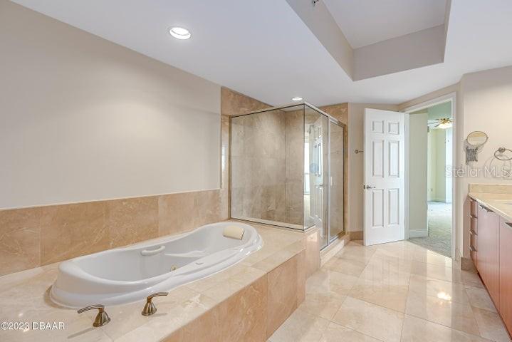 231 Riverside Drive #608 Property Photo 21