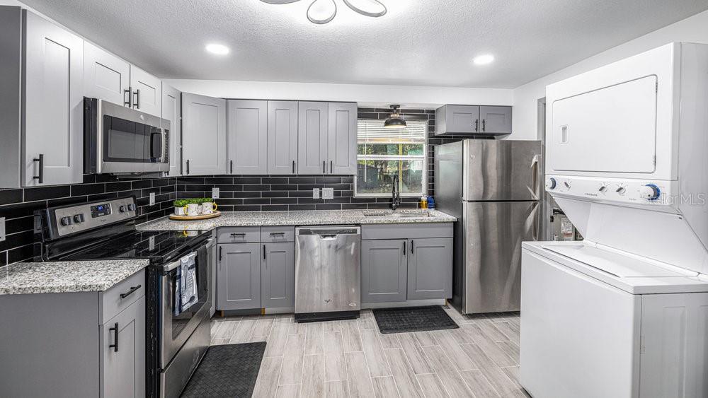 O6114643 Property Photo 14