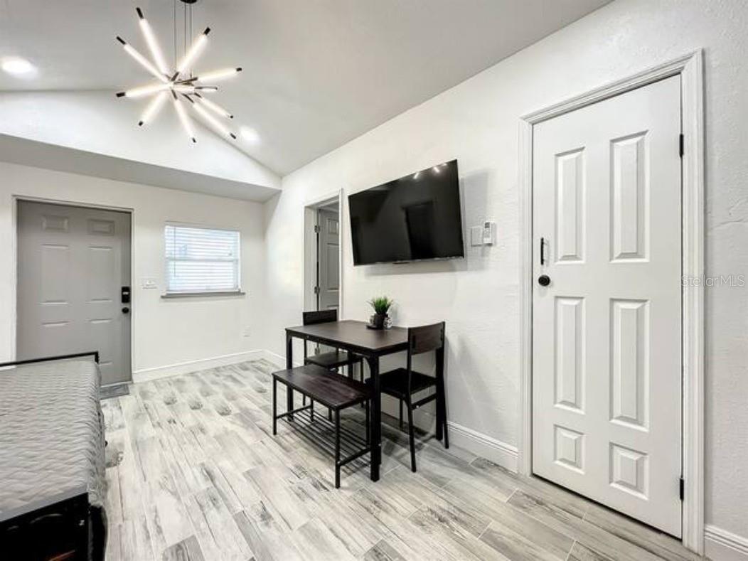 O6118579 Property Photo 6