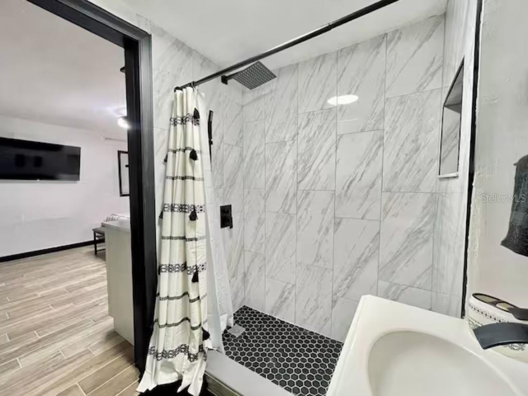 O6119323 Property Photo 11