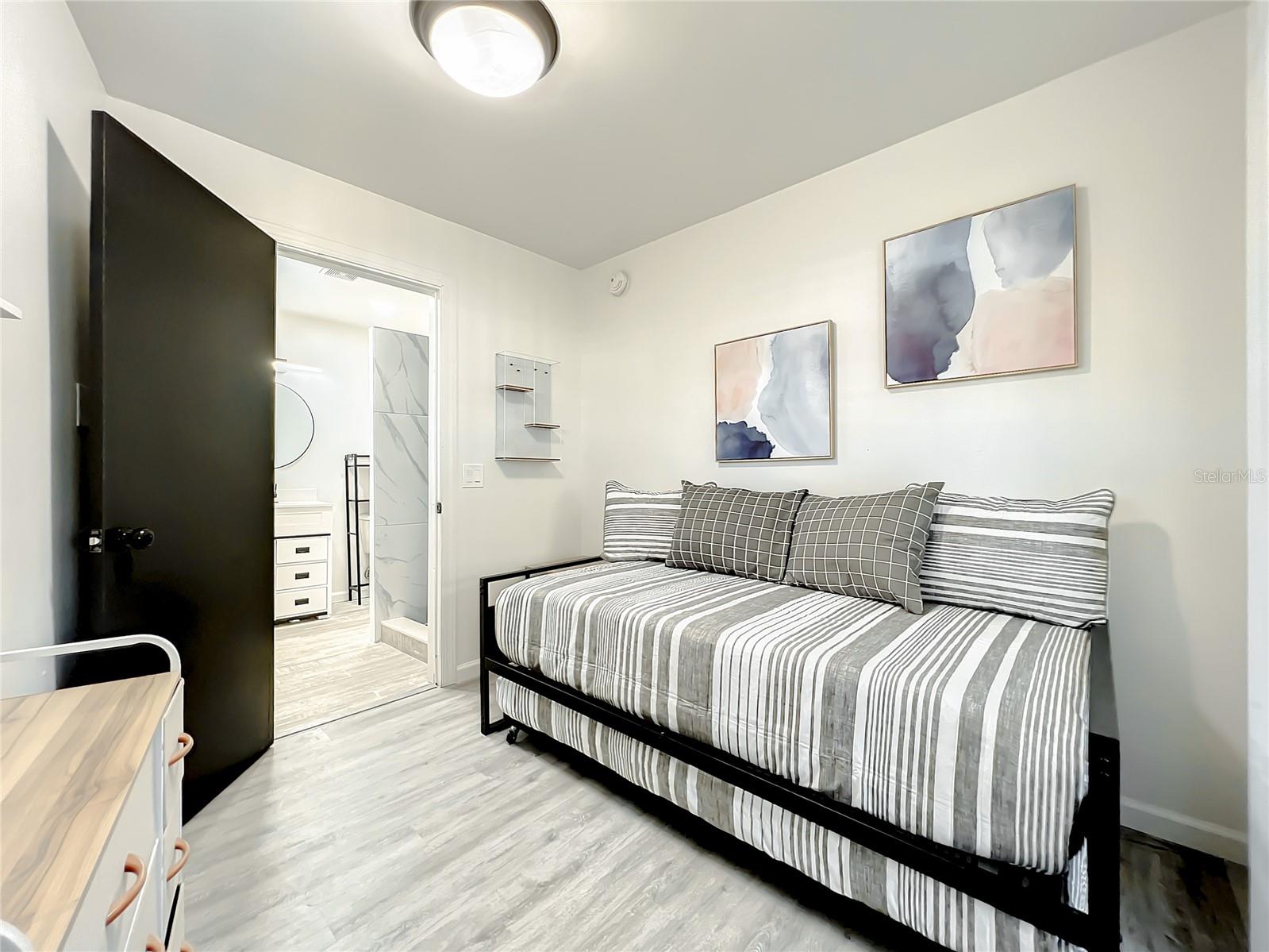 O6120670 Property Photo 14