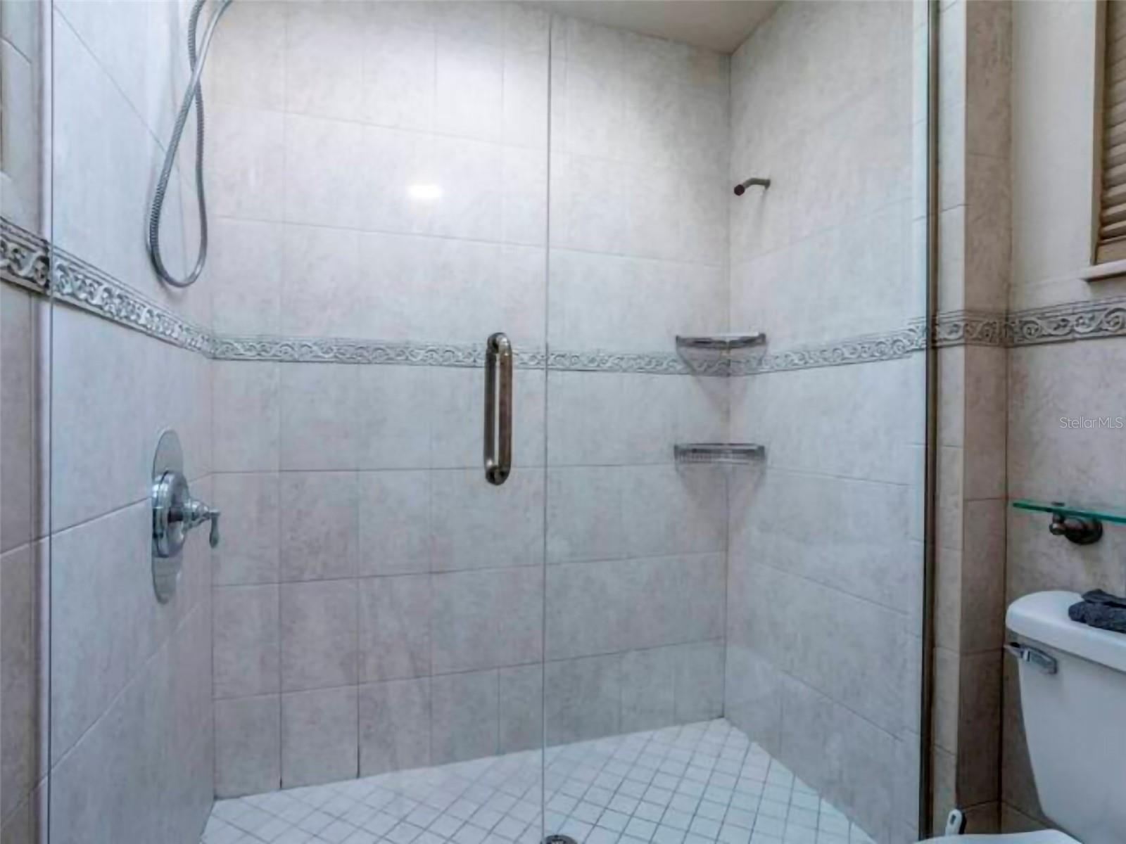 O6135476 Property Photo 13