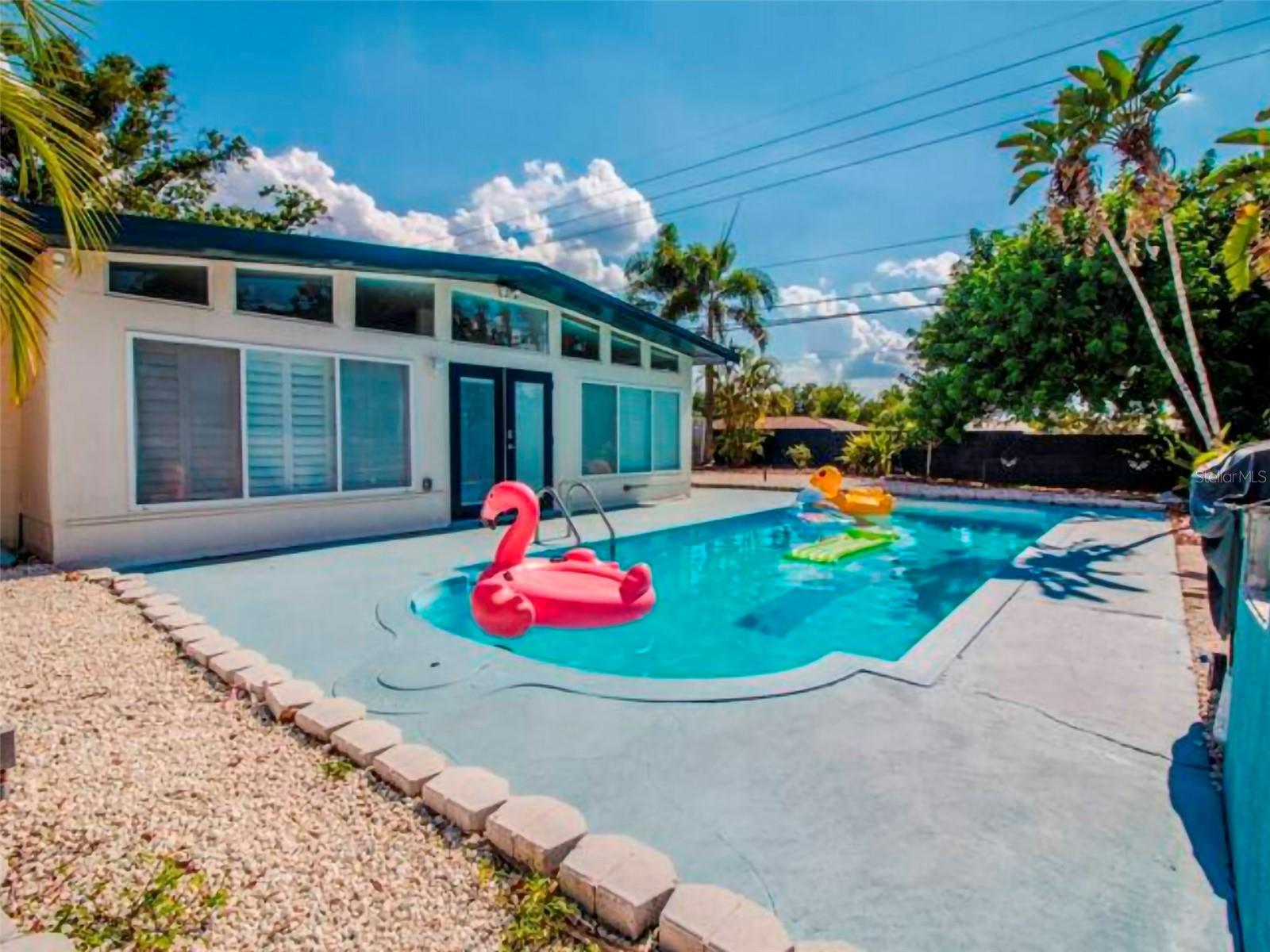 O6135476 Property Photo 17
