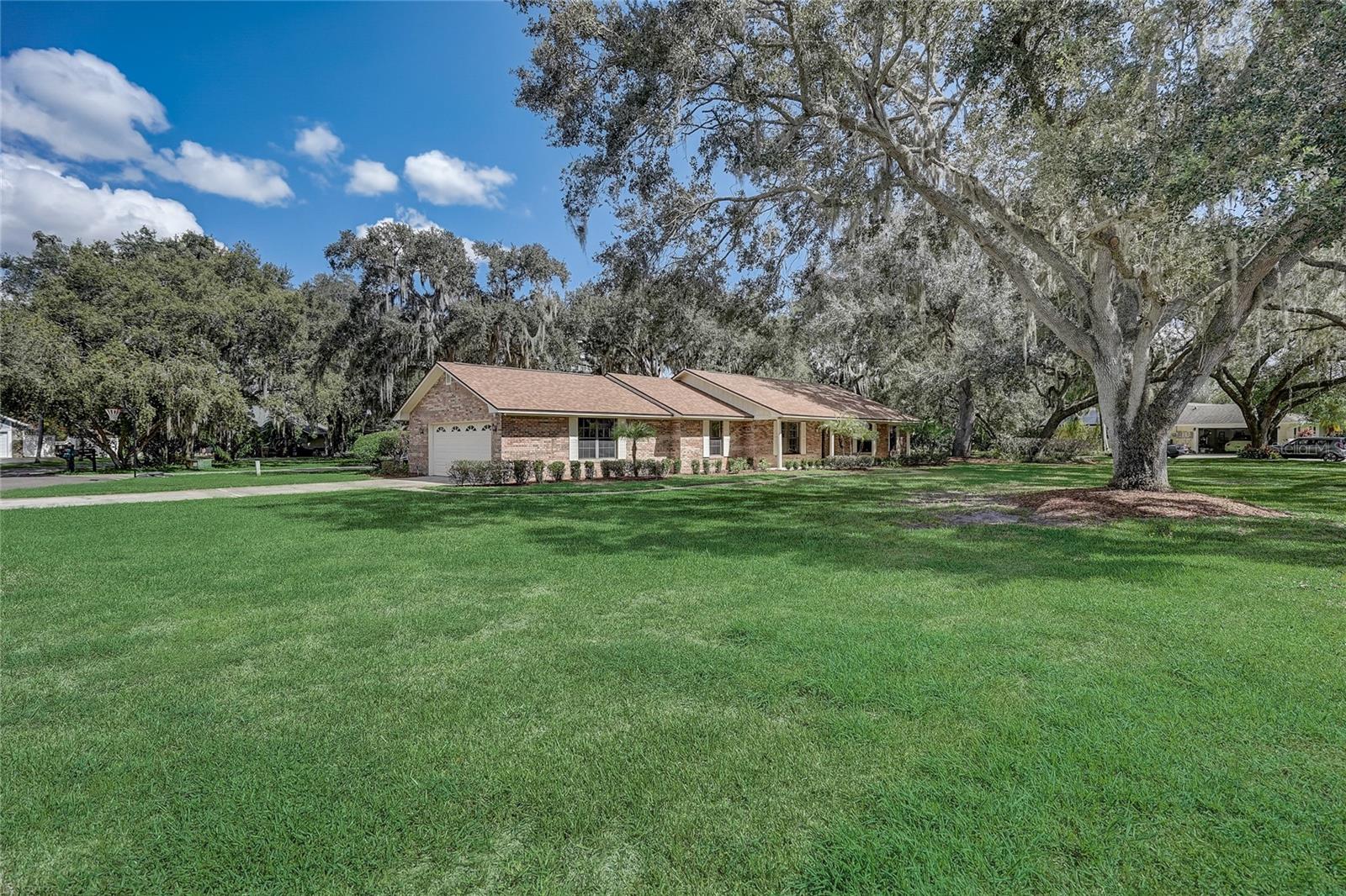 1601 Regal Oak Drive Property Photo 2