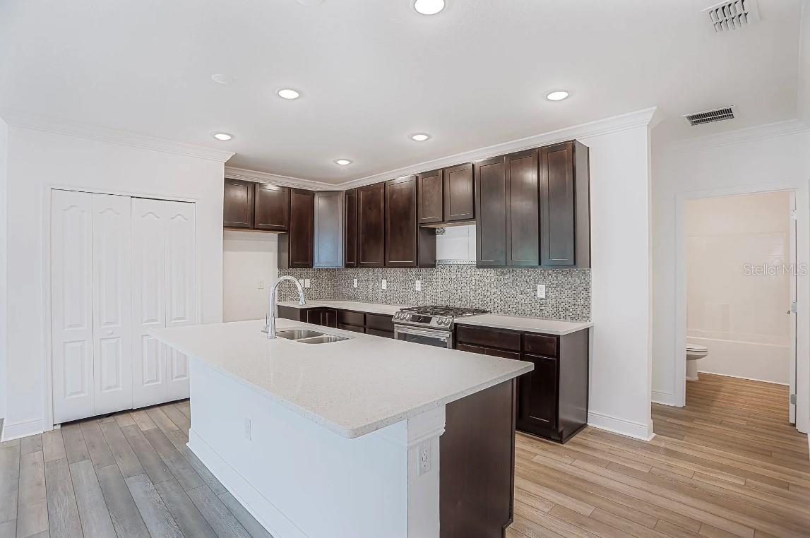 1372 Hartsdale St Property Photo 3