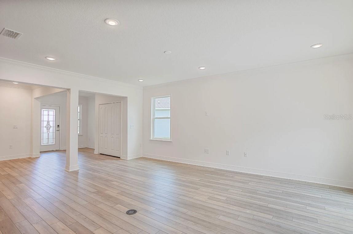 1372 Hartsdale St Property Photo 9