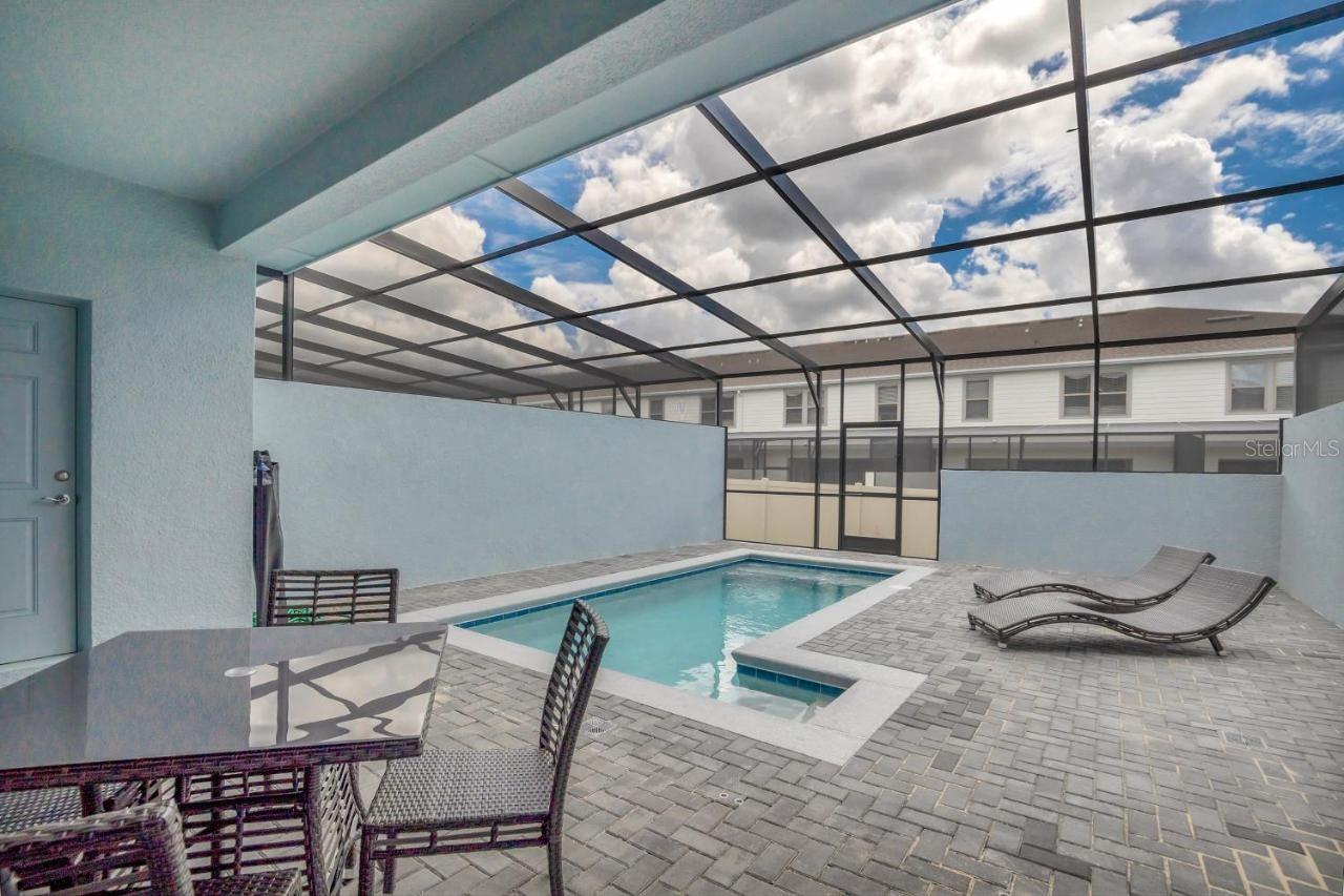 2407 Dubai St Property Photo 29