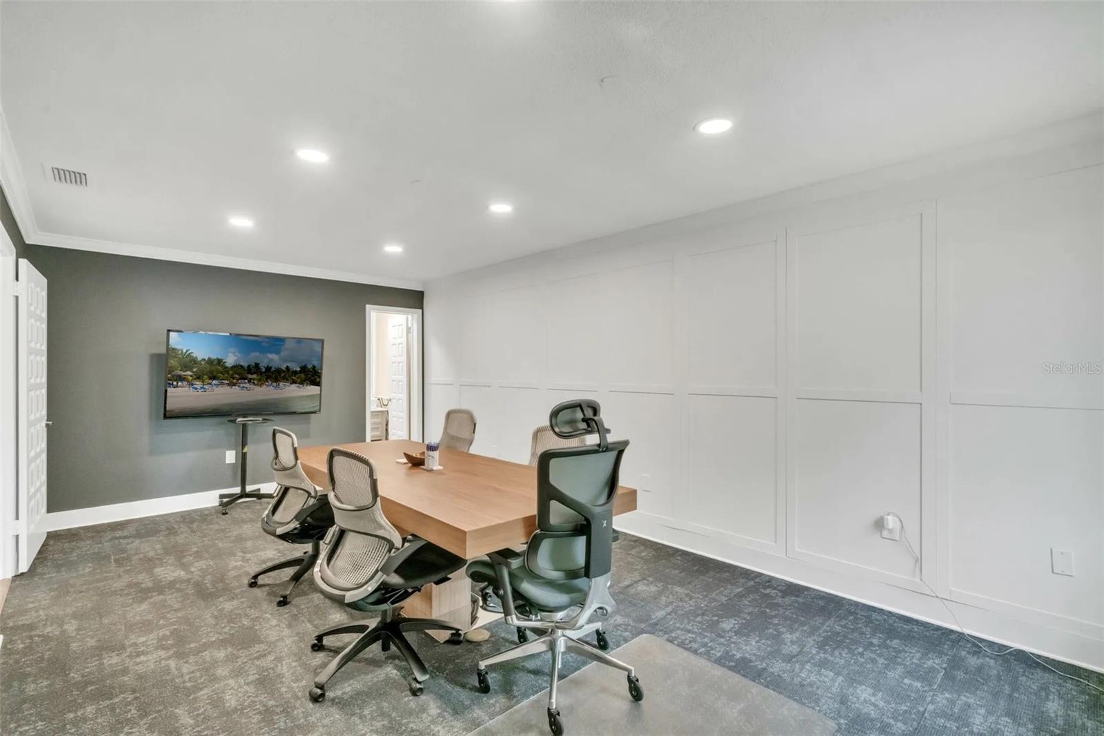 1615 Woodward St Property Photo 3