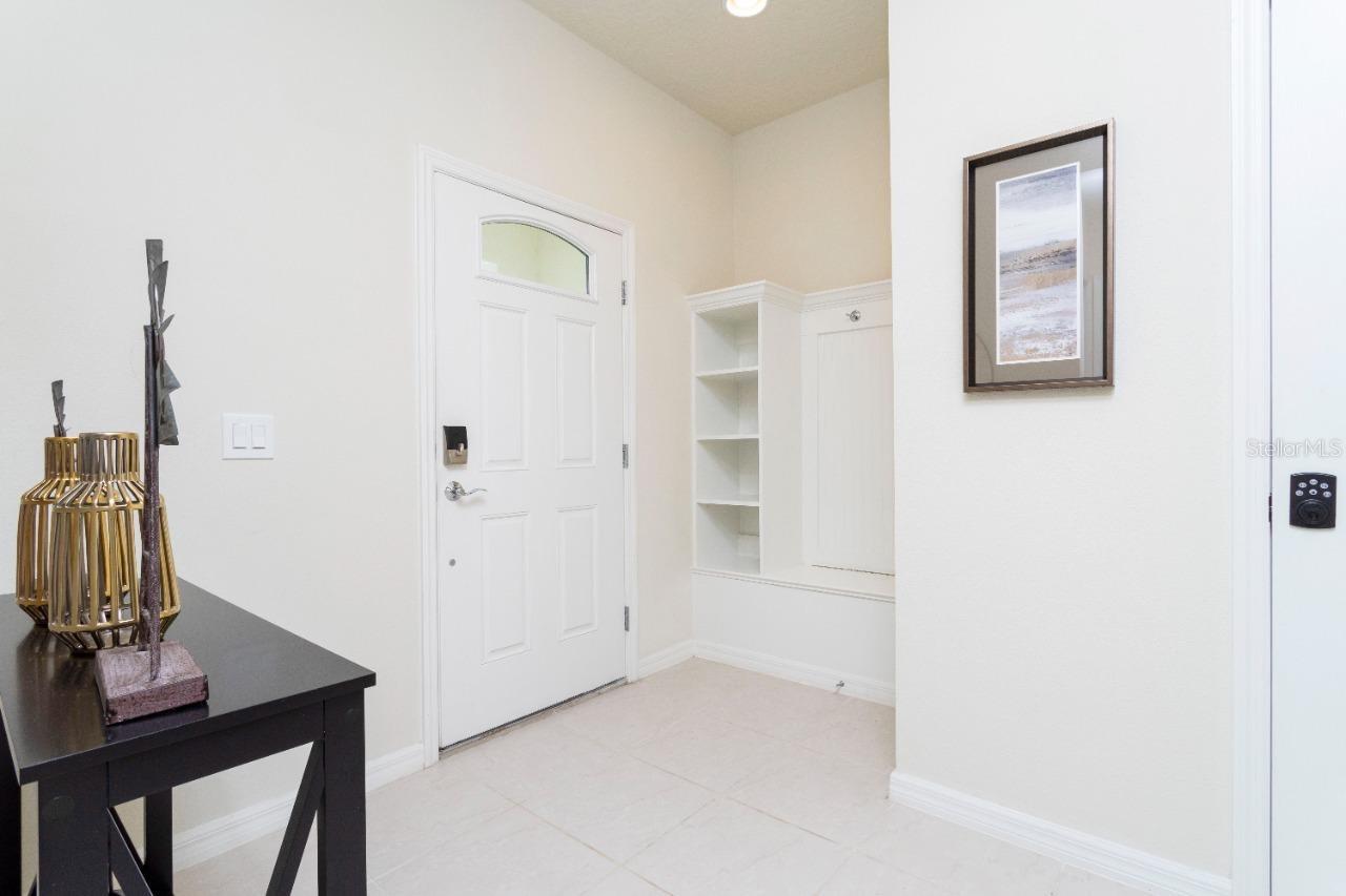 2429 Dubai St Property Photo 3