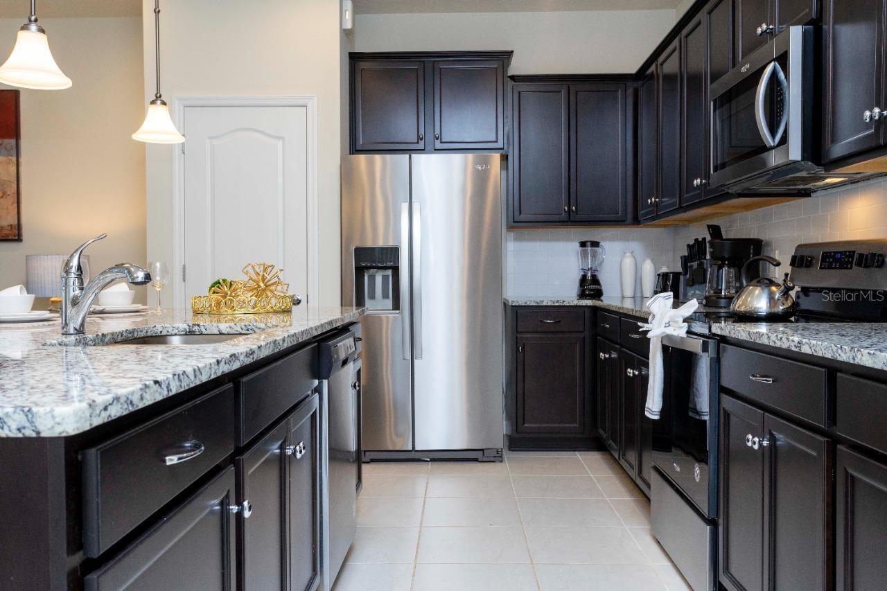 2429 Dubai St Property Photo 7