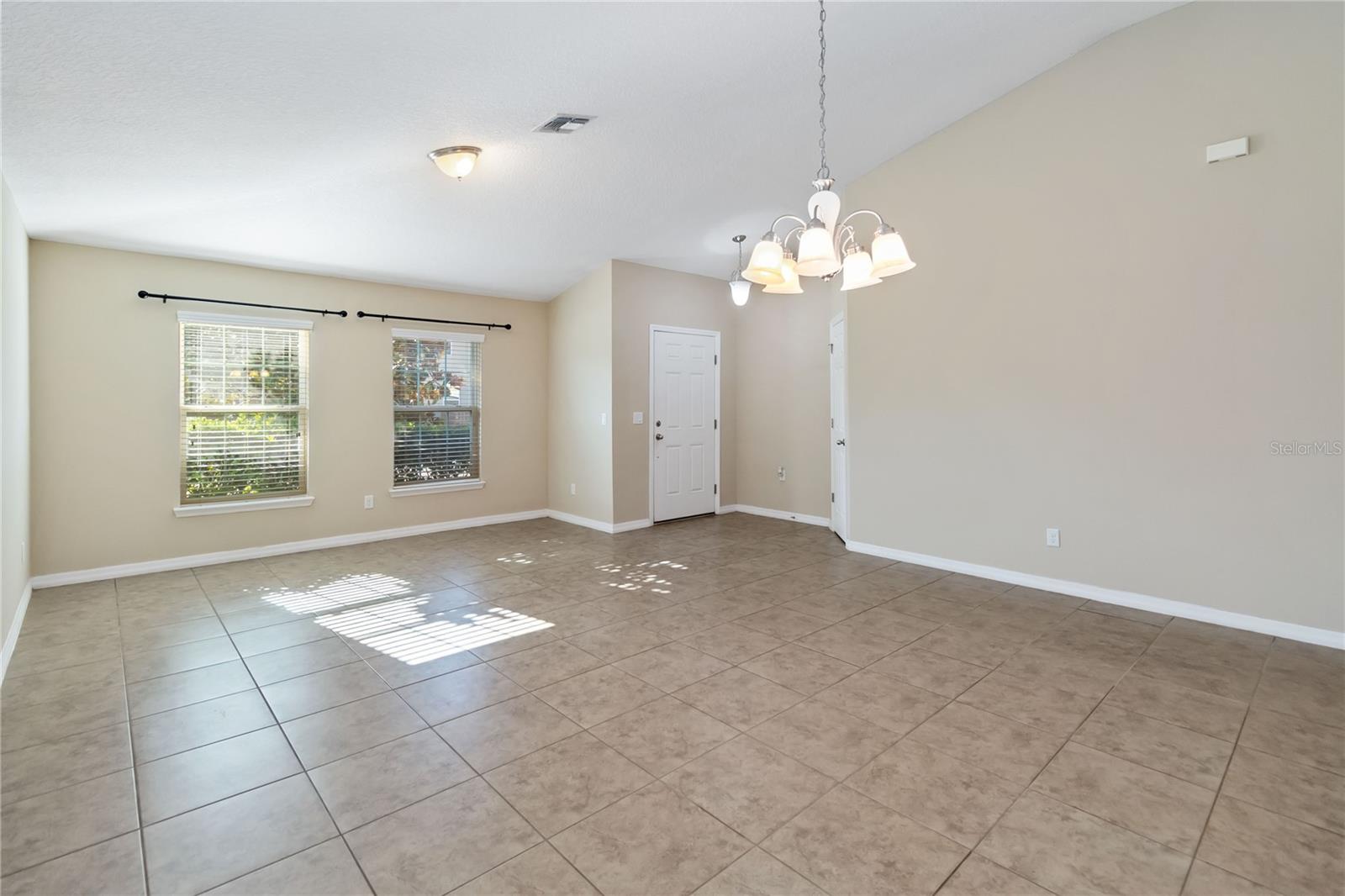 1130 Wycliffe Way Property Photo 4