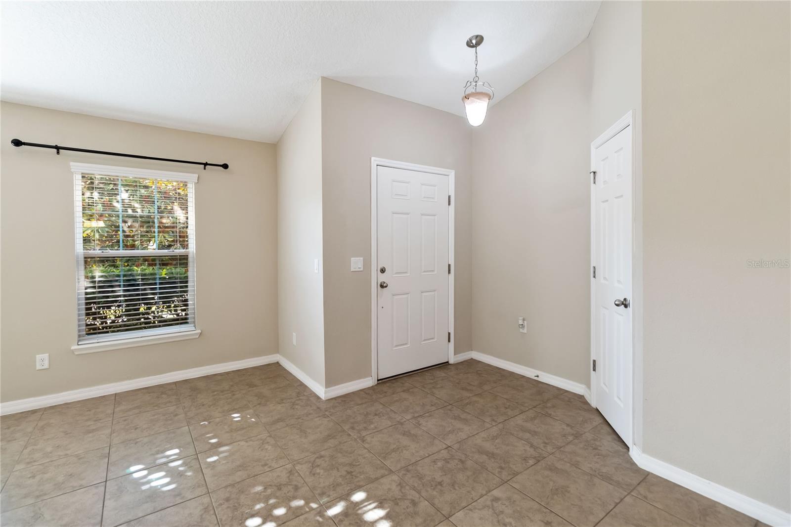 1130 Wycliffe Way Property Photo 6