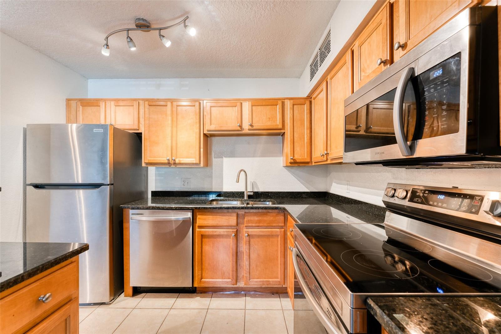 320 Black Oak Ct #107 Property Photo 3