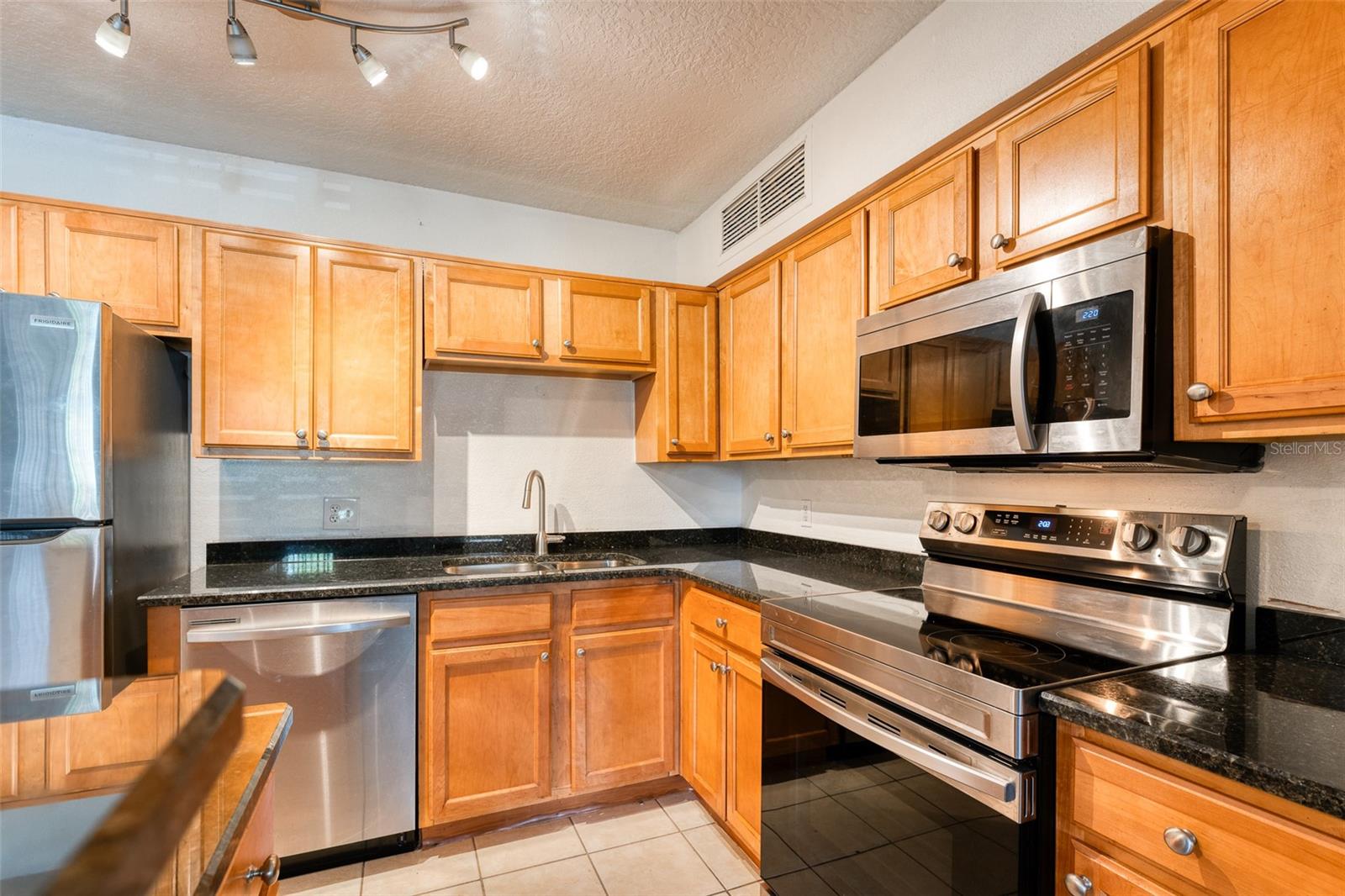 320 Black Oak Ct #107 Property Photo 4