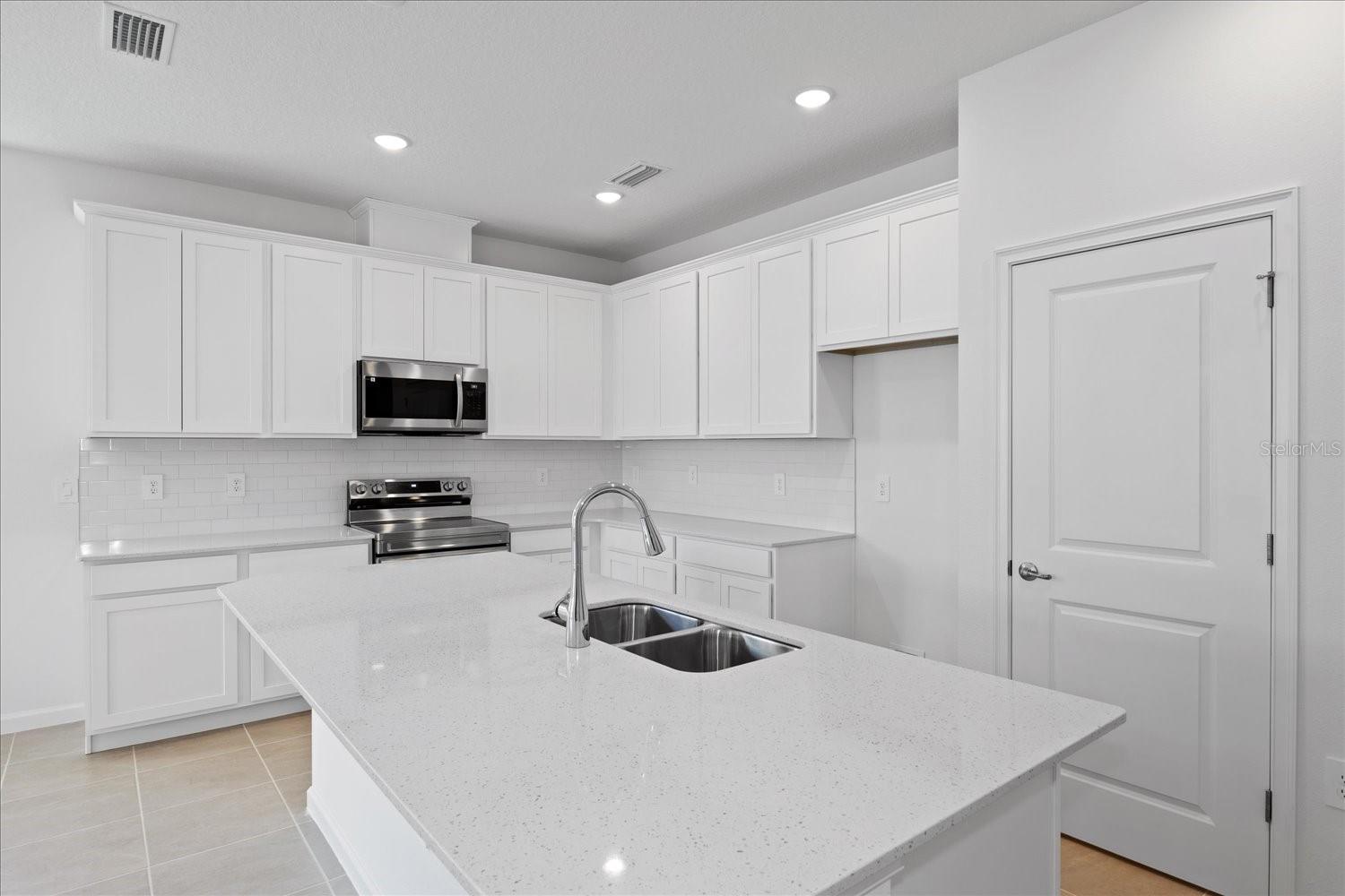 9572 Vibrant Lane Property Photo 4