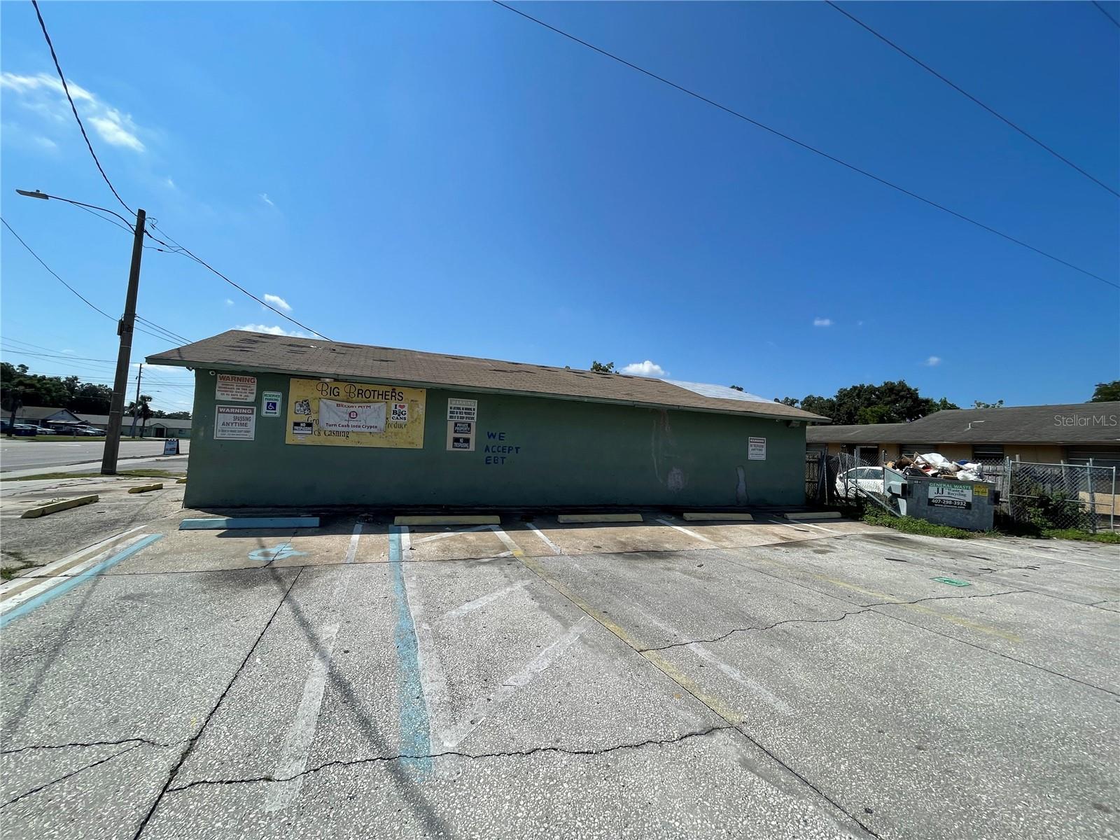 900 S Ivey Ln Property Photo 1