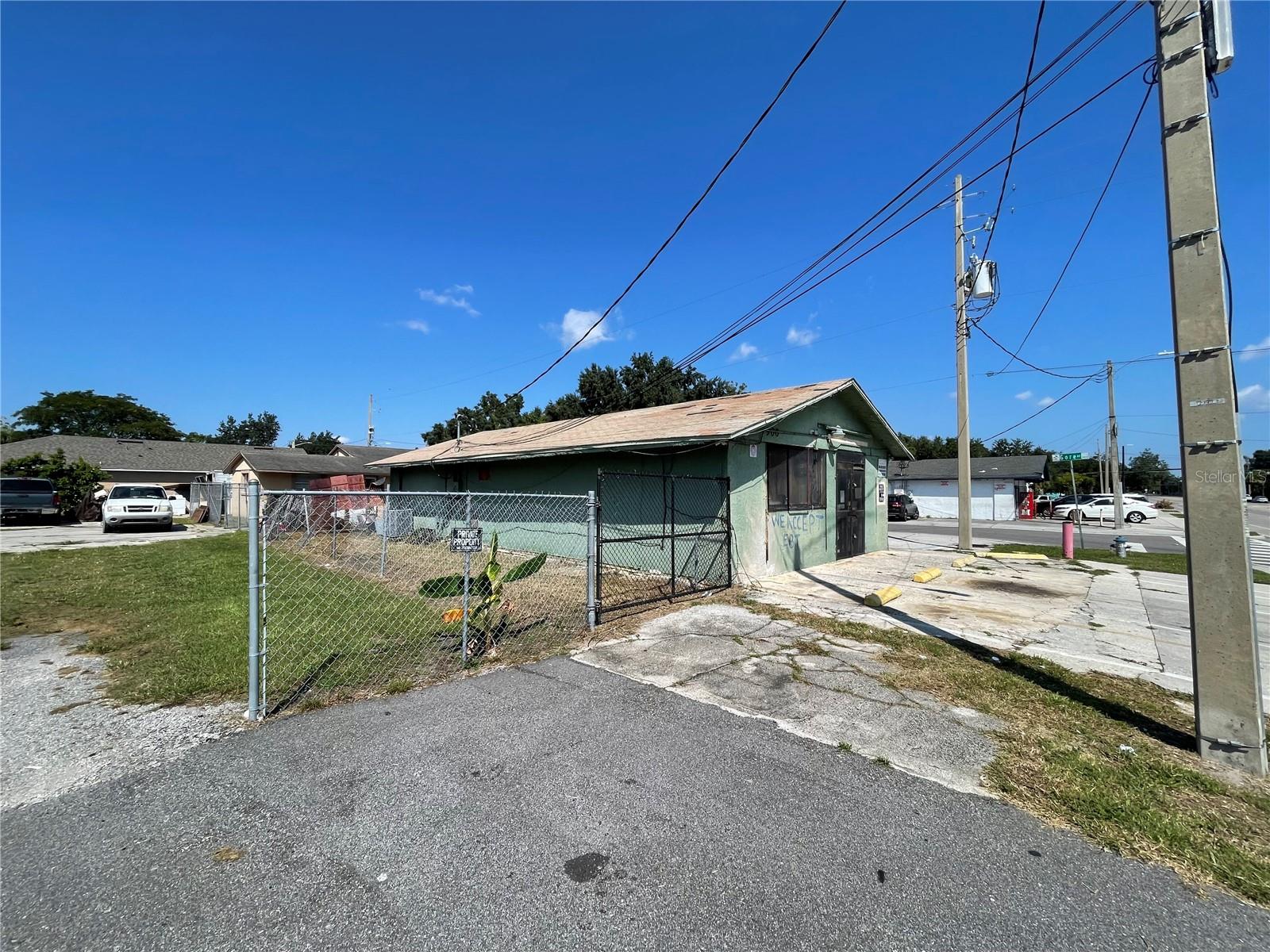 900 S Ivey Ln Property Photo 3