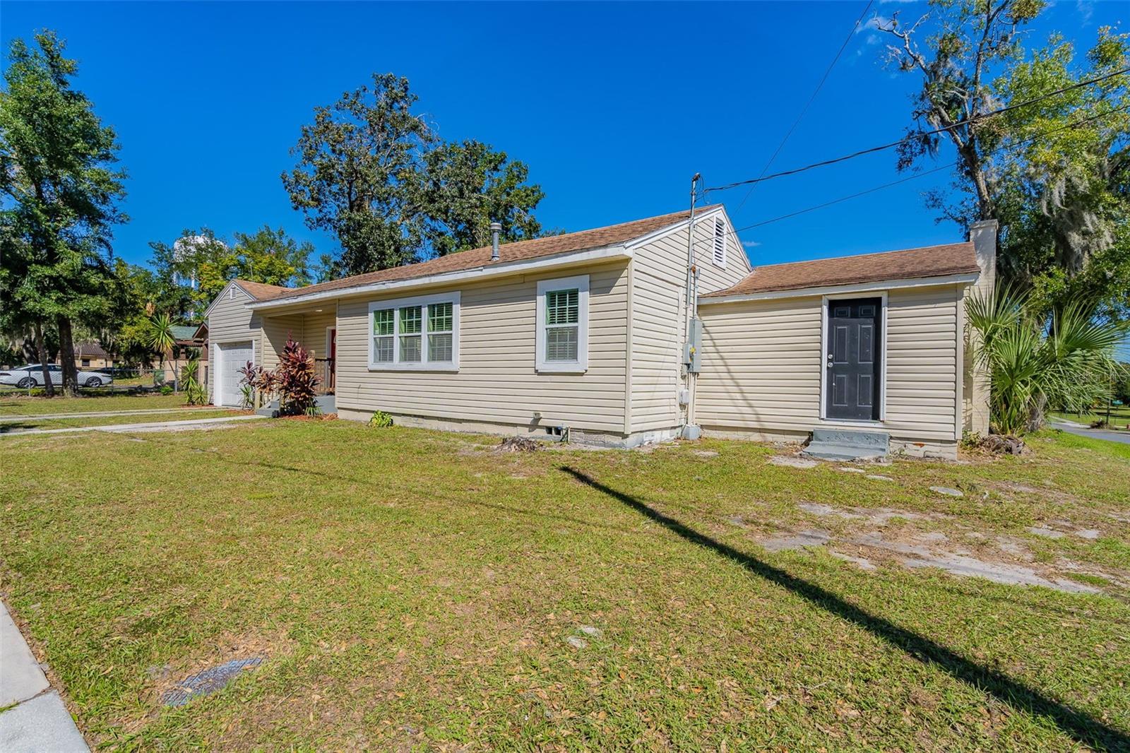 112 S Moss St Property Photo 3
