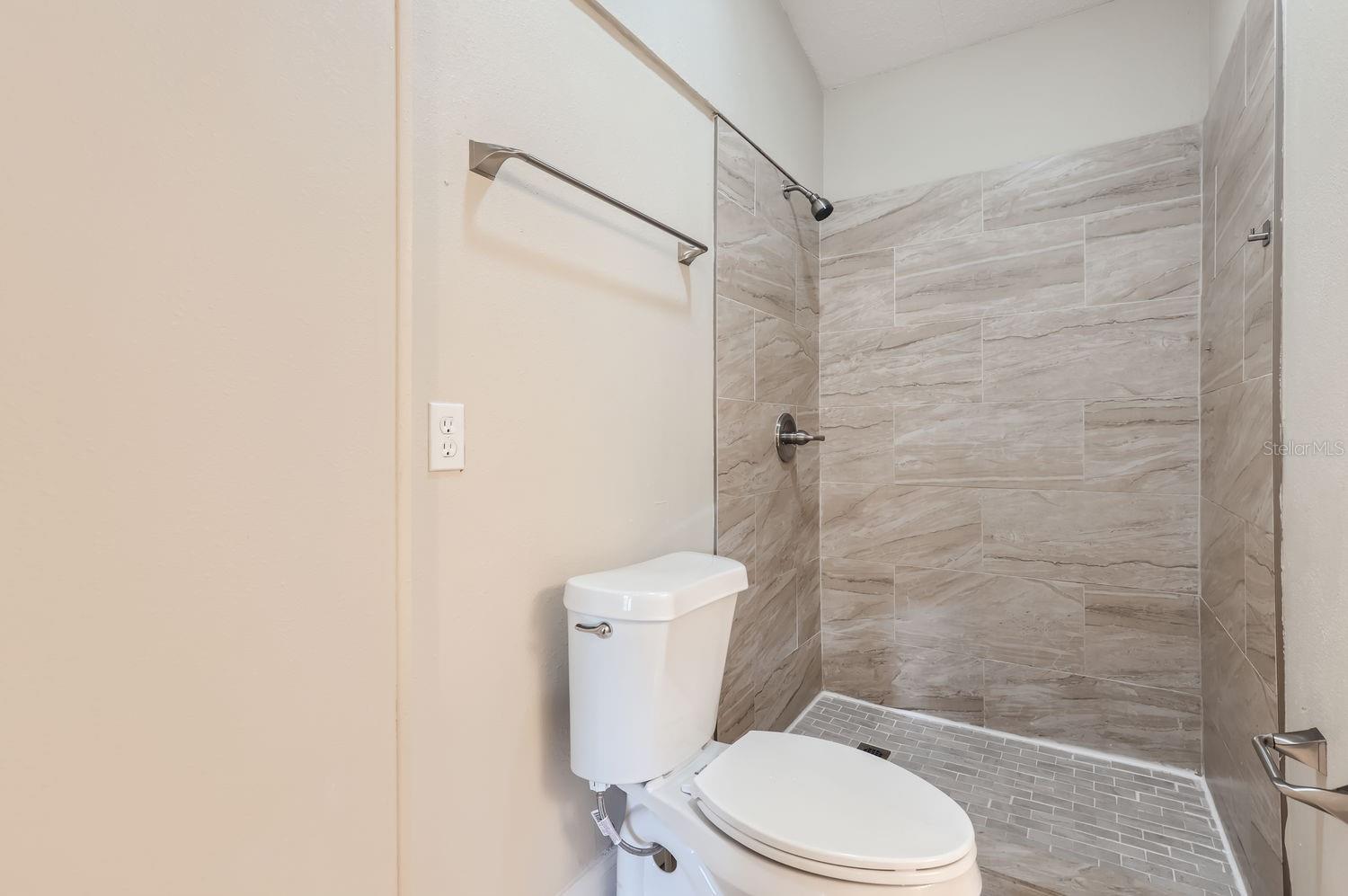 524 E Church St Property Photo 15