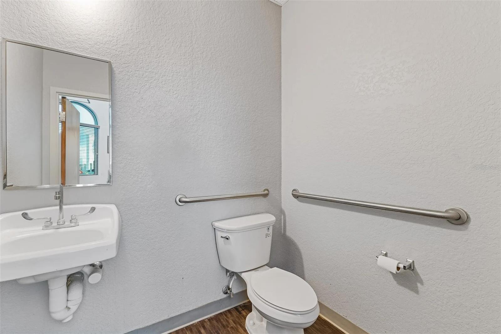 6881 Kingspointe Pkwy #1 Property Photo 13