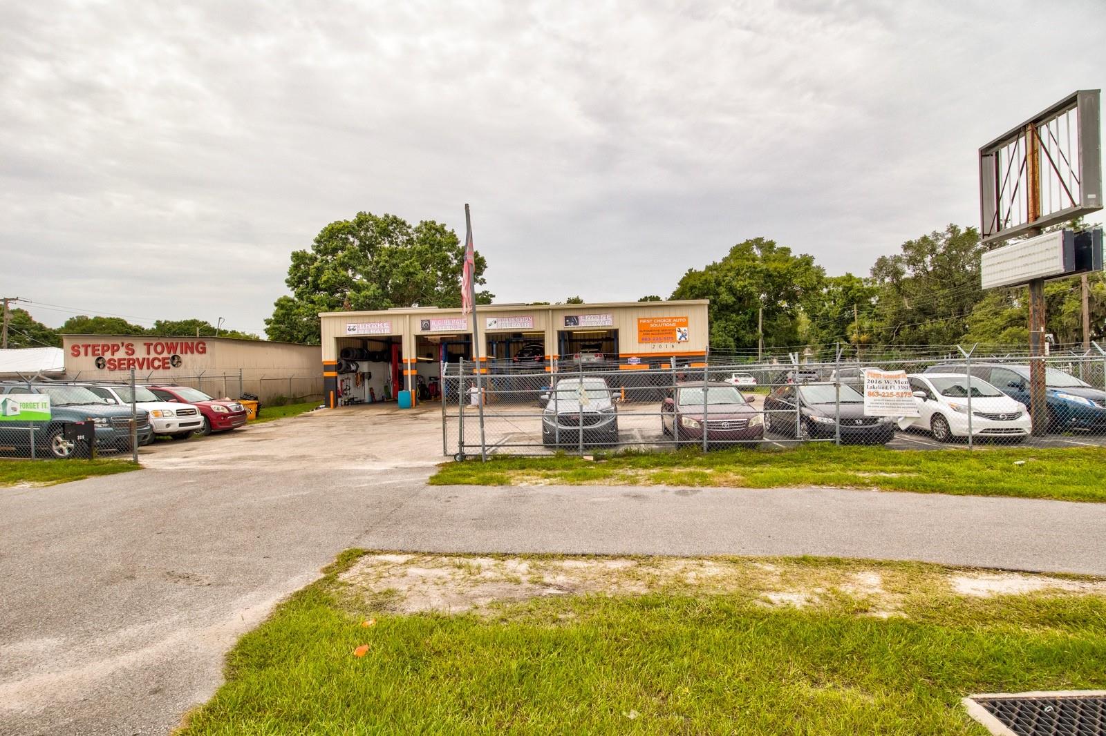 2016 West Memorial Boulevard Property Photo 3