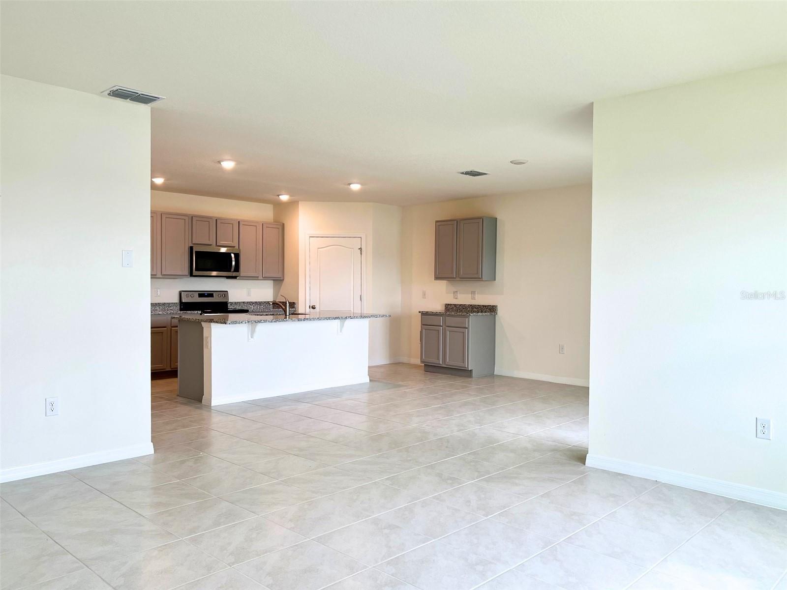 2877 Sunridge Loop Property Photo 4