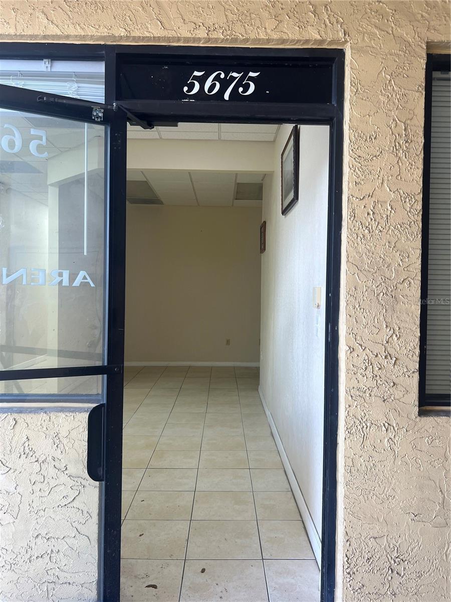 5661 Vineland Rd Property Photo 1