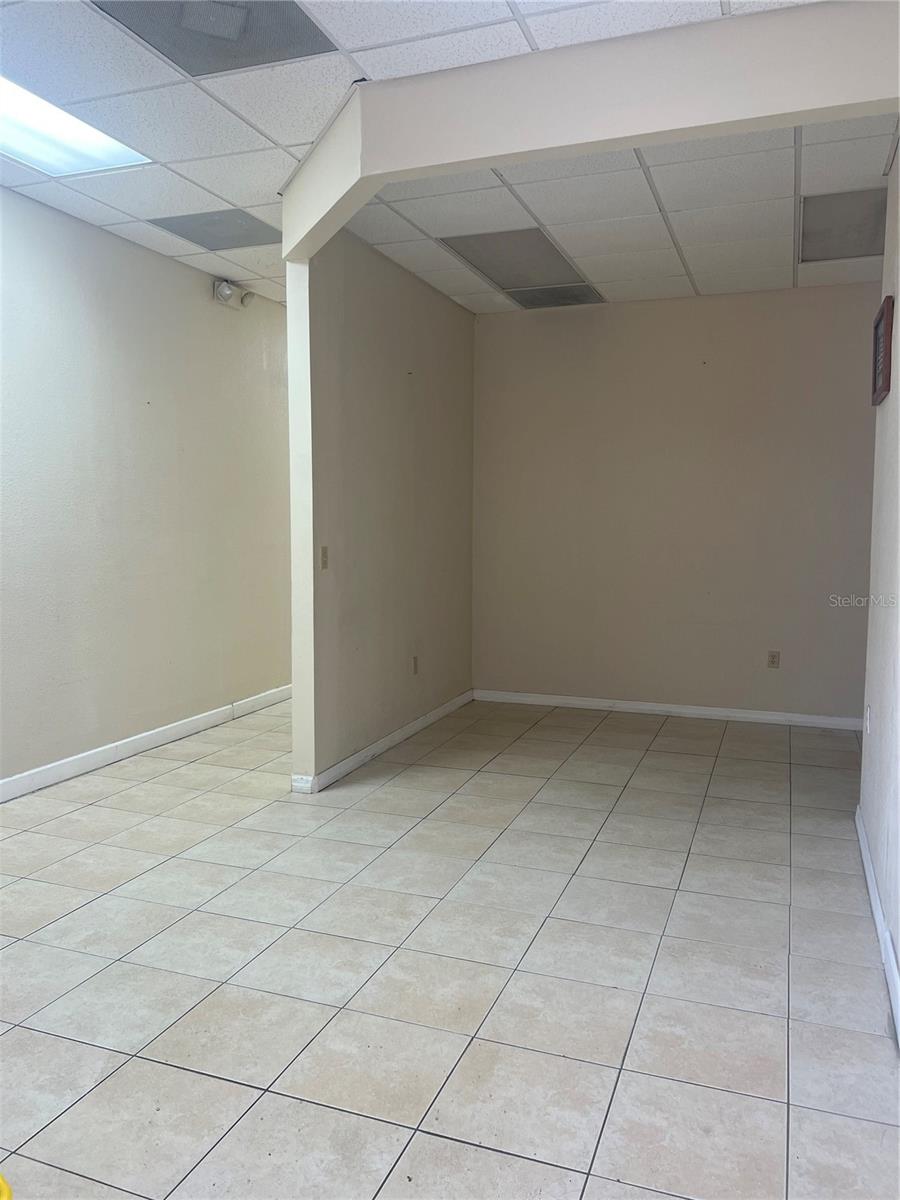 5661 Vineland Rd Property Photo 2