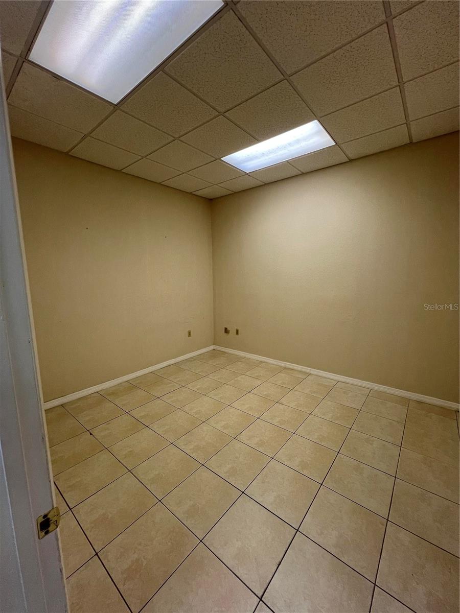 5661 Vineland Rd Property Photo 4