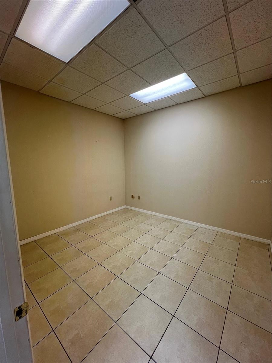 5661 Vineland Rd Property Photo 5