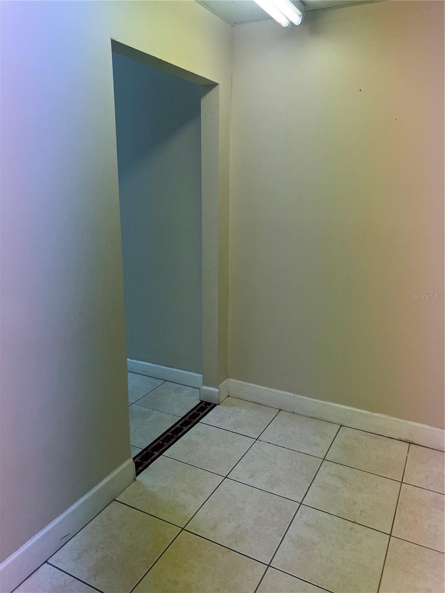 5661 Vineland Rd Property Photo 11
