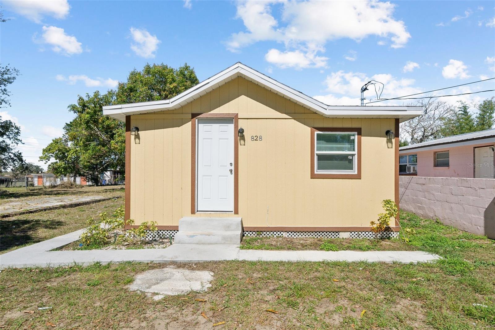 828 Booker Ave Property Photo