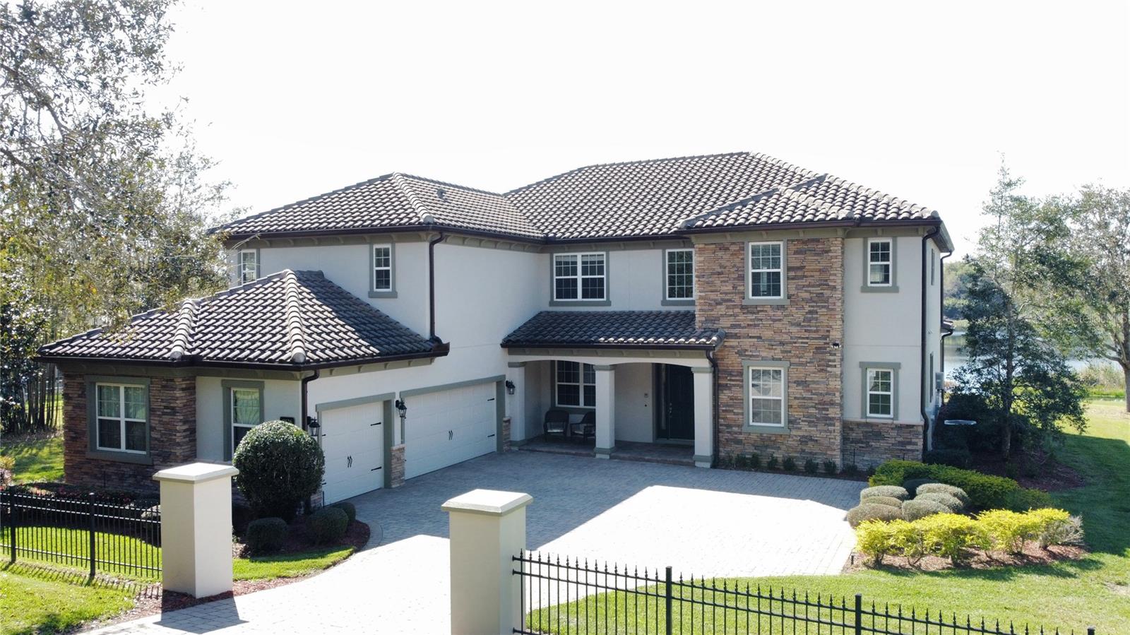 9526 Lake Hugh Dr Property Photo