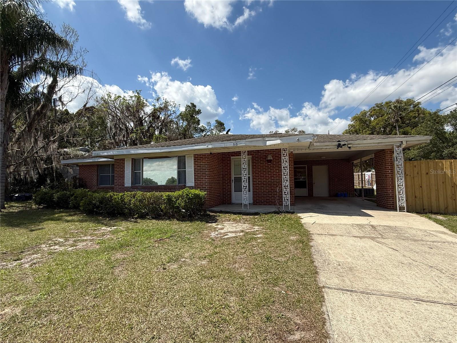 313 N Lake St Property Photo