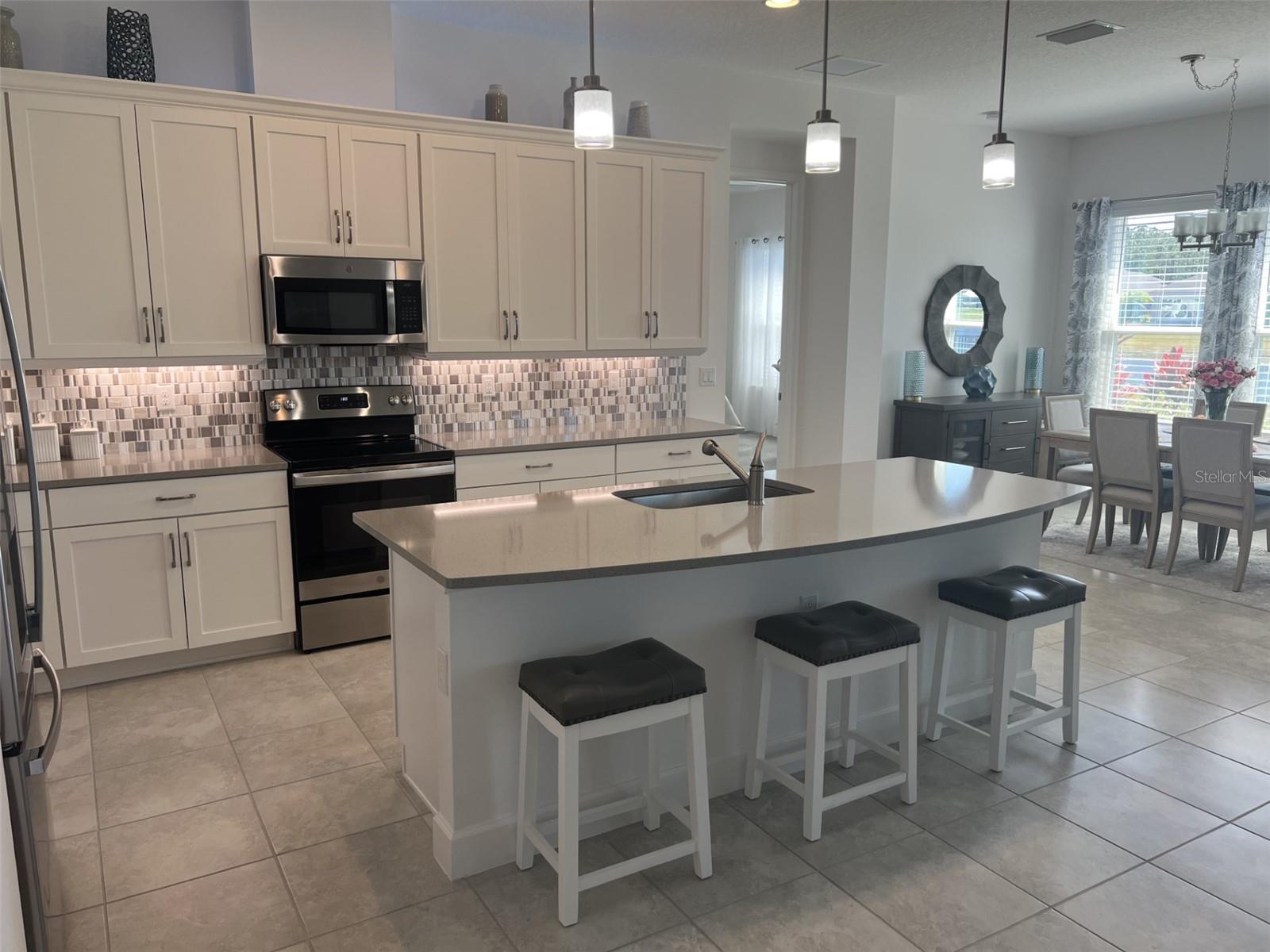 585 Mosaic Blvd Property Photo 8