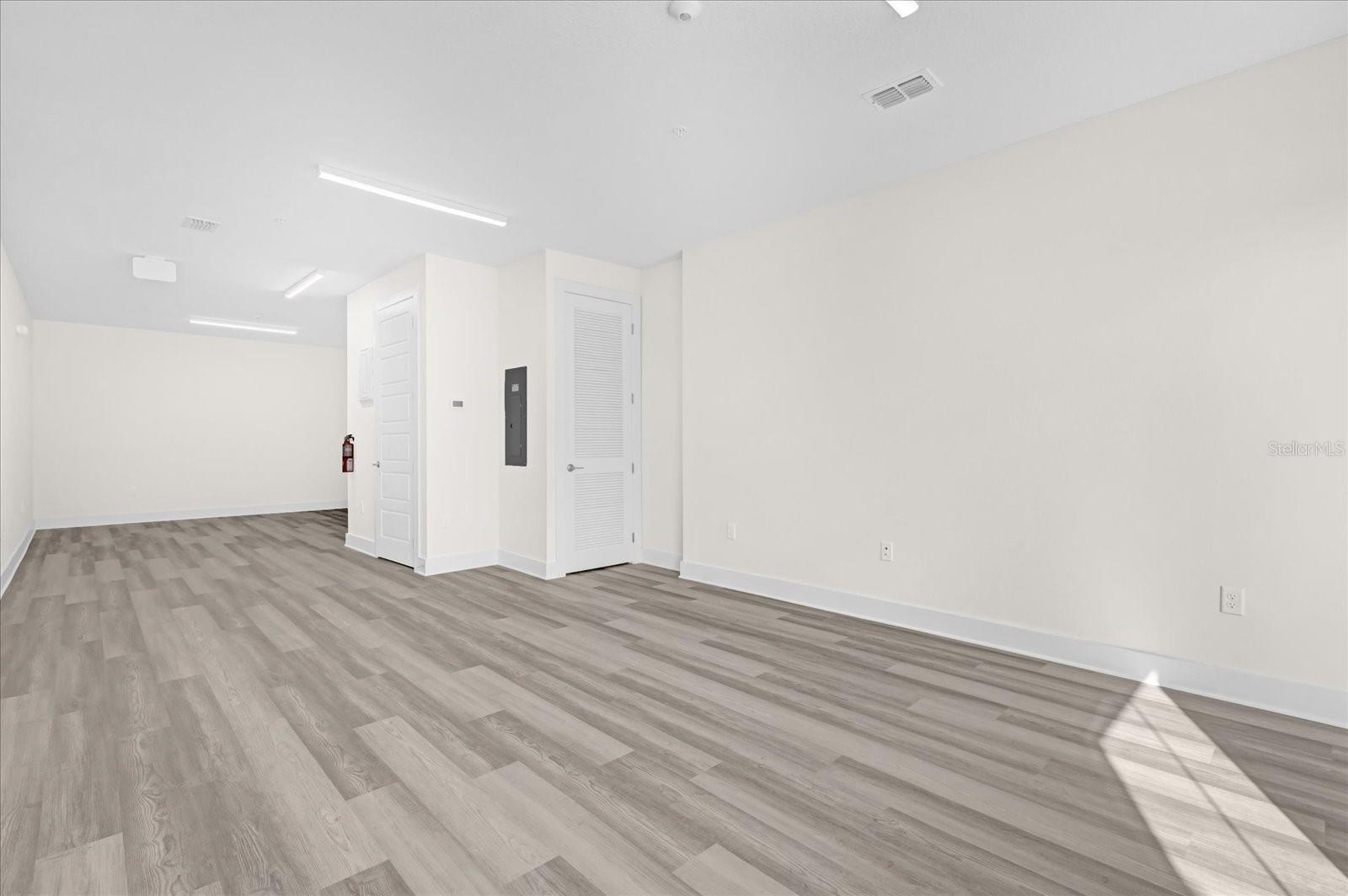 905 City Walk Ln Property Photo 5