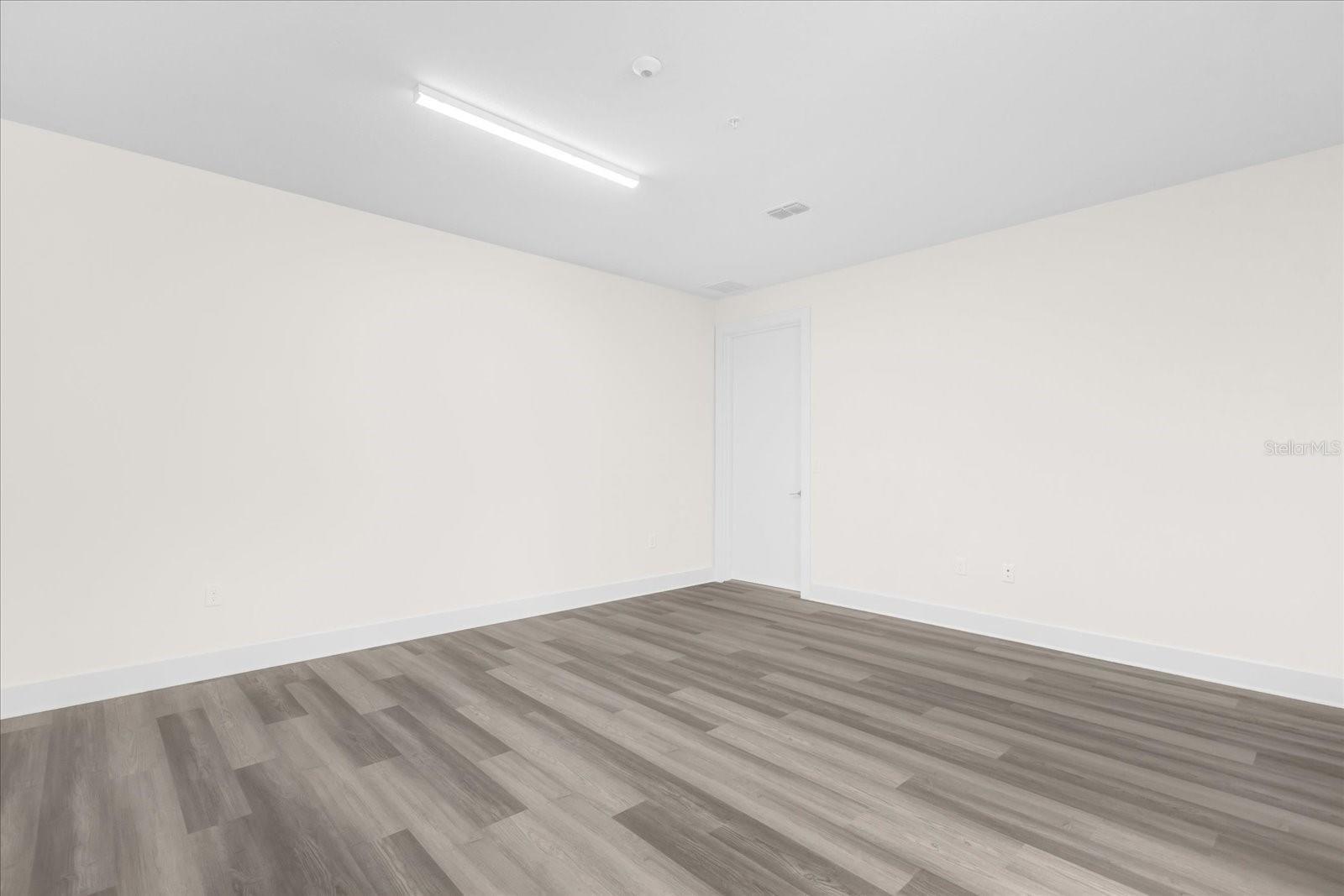 905 City Walk Ln Property Photo 8