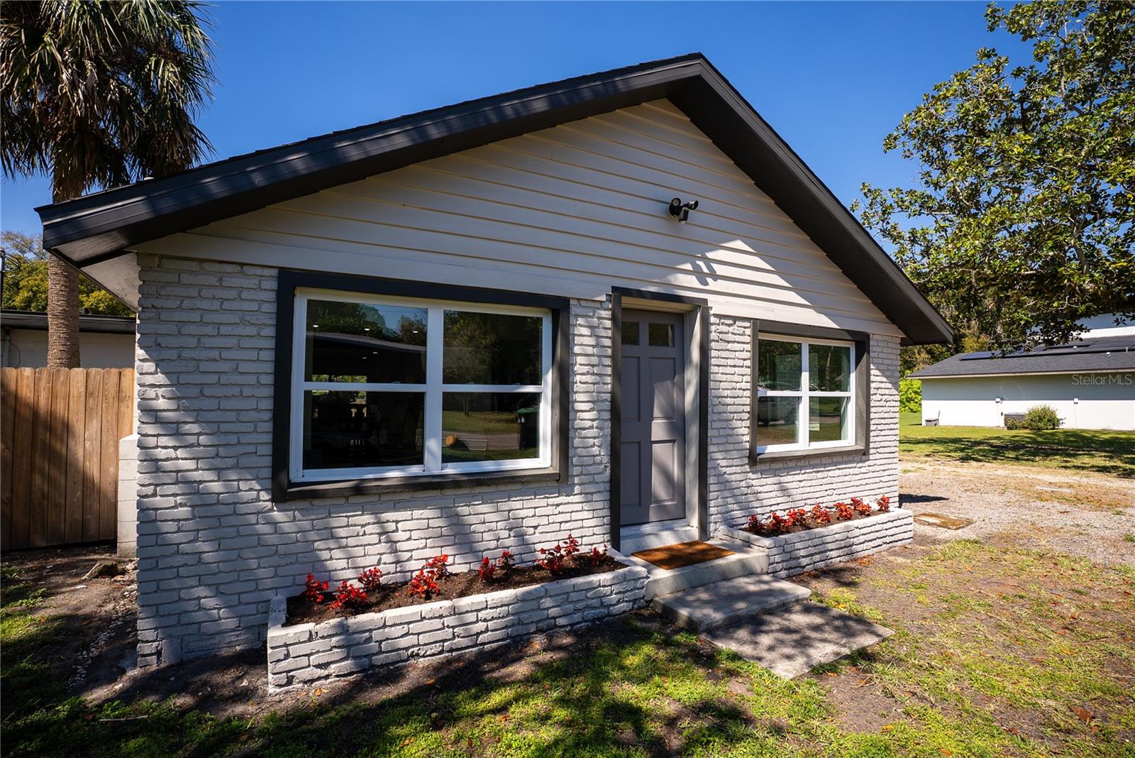 4452 Fairview Ave Property Photo