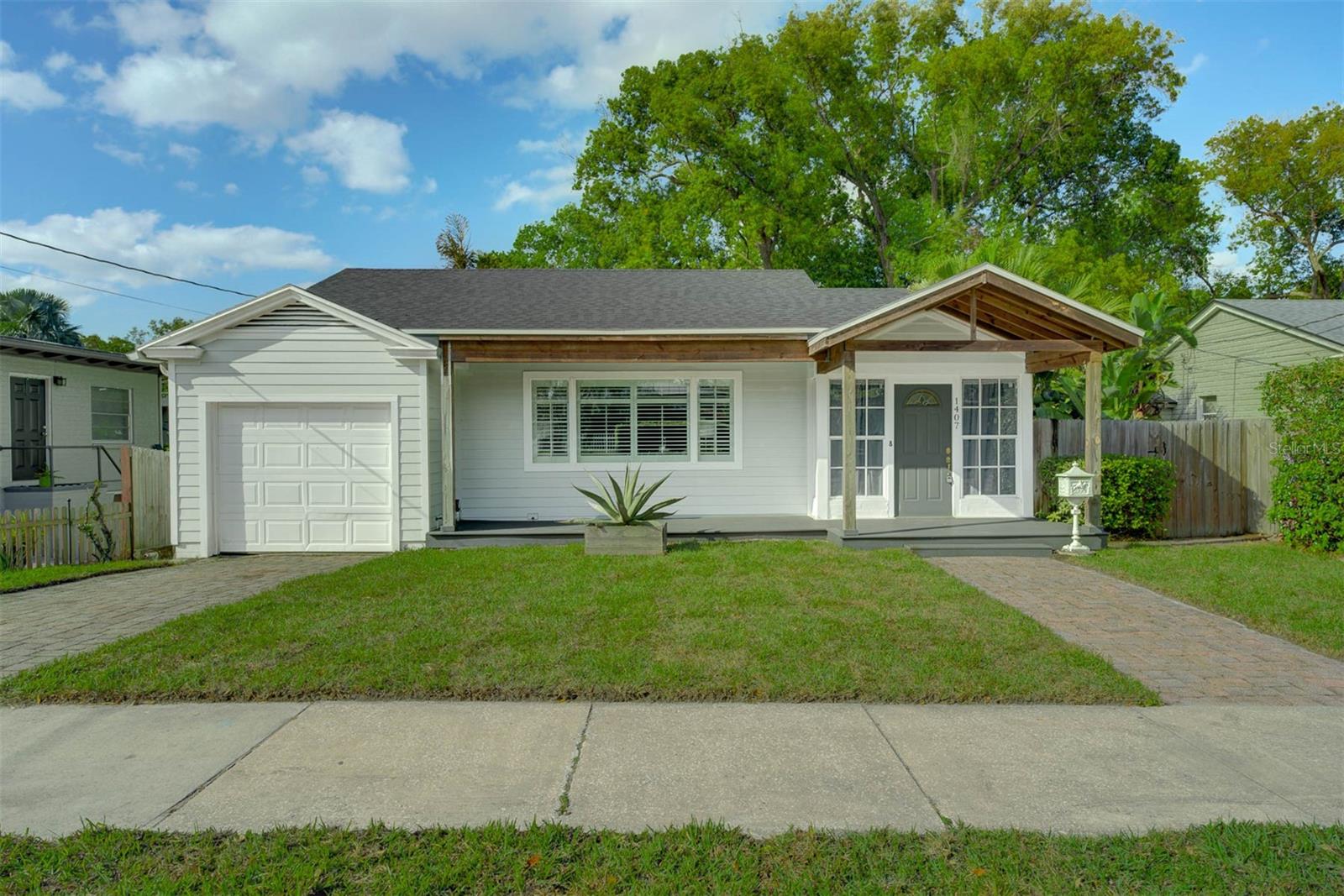 1407 E Kaley St Property Photo