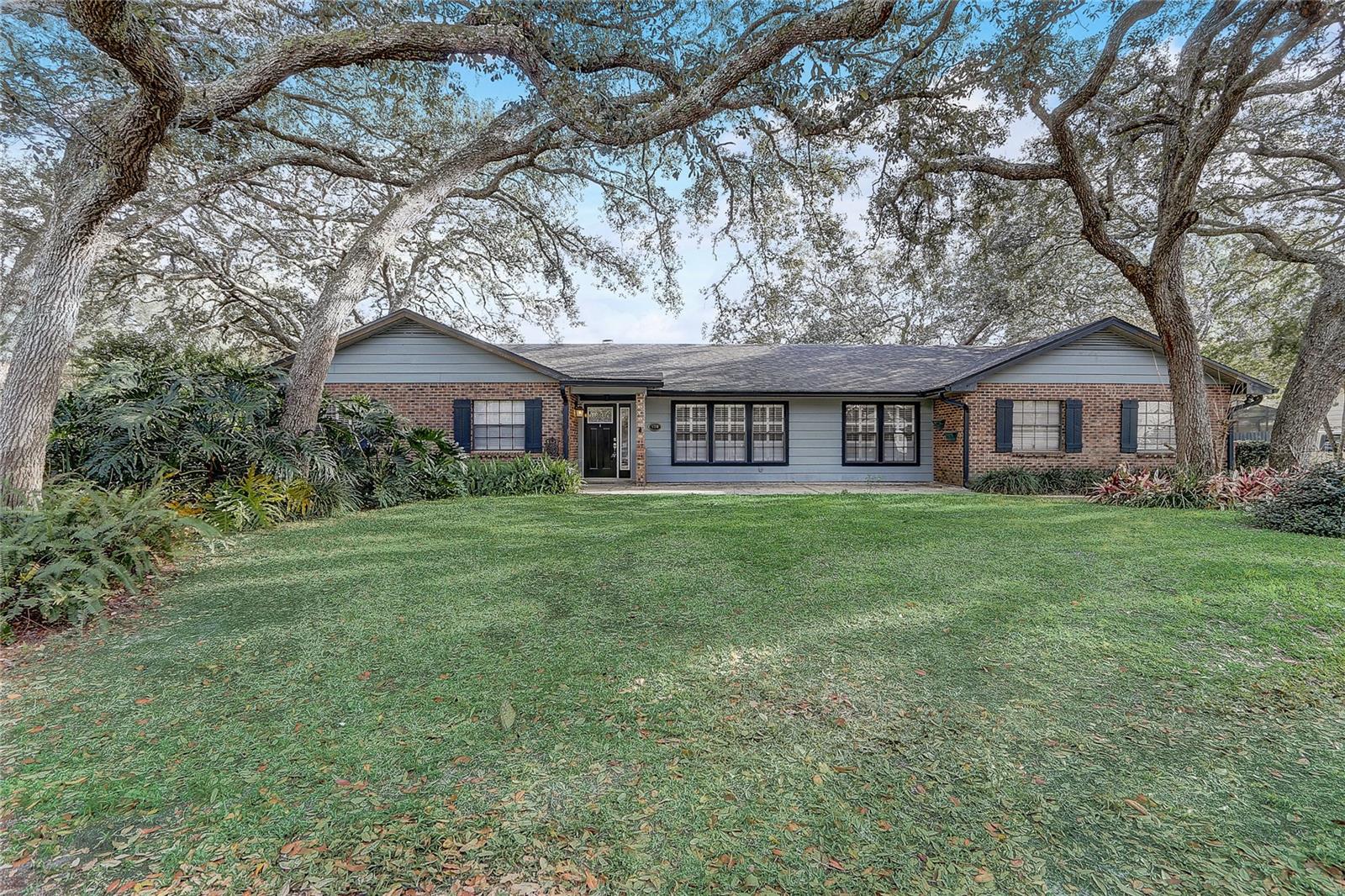 800 Lincoln Rd Property Photo