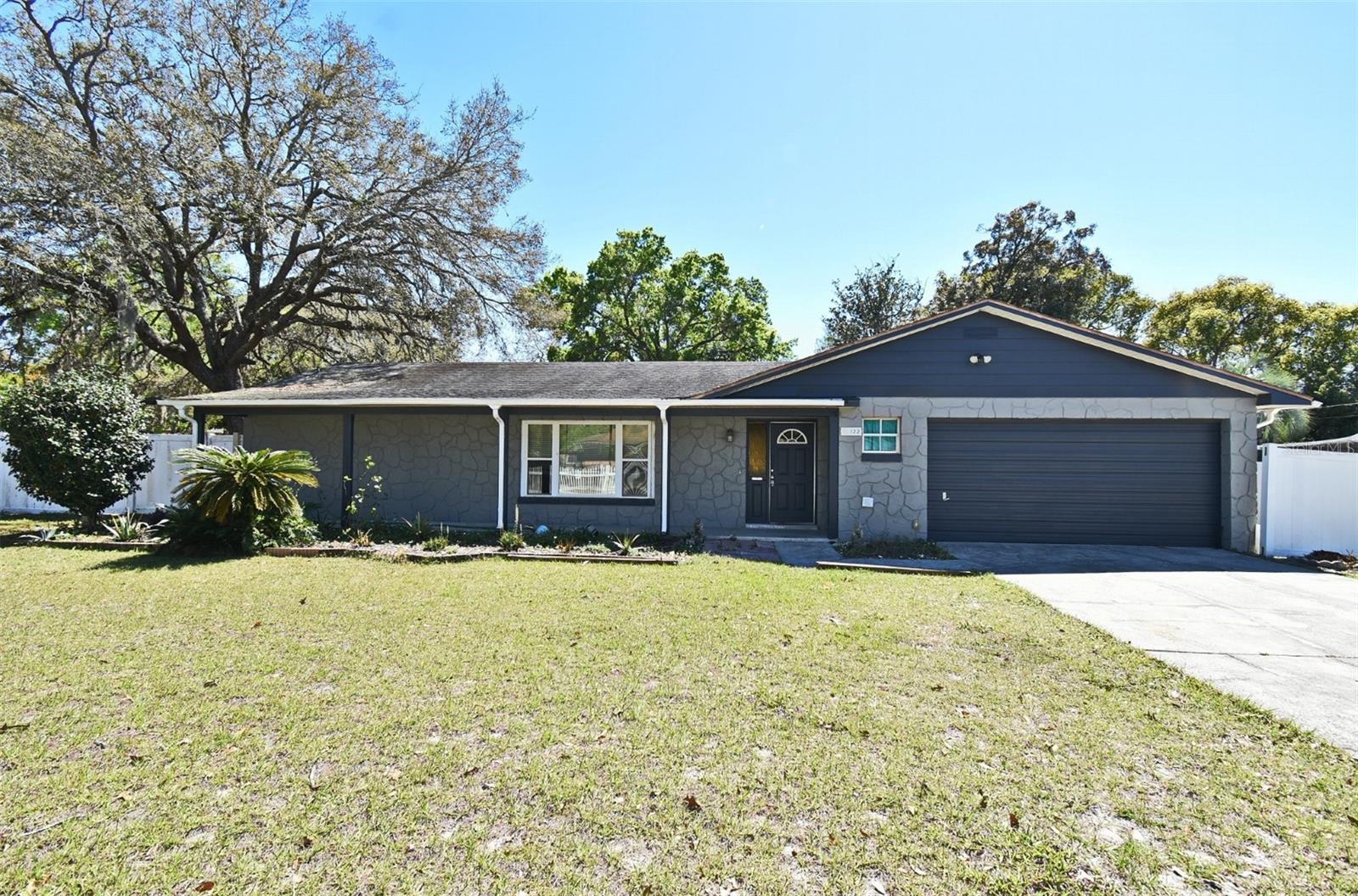 122 W Hillcrest St Property Photo